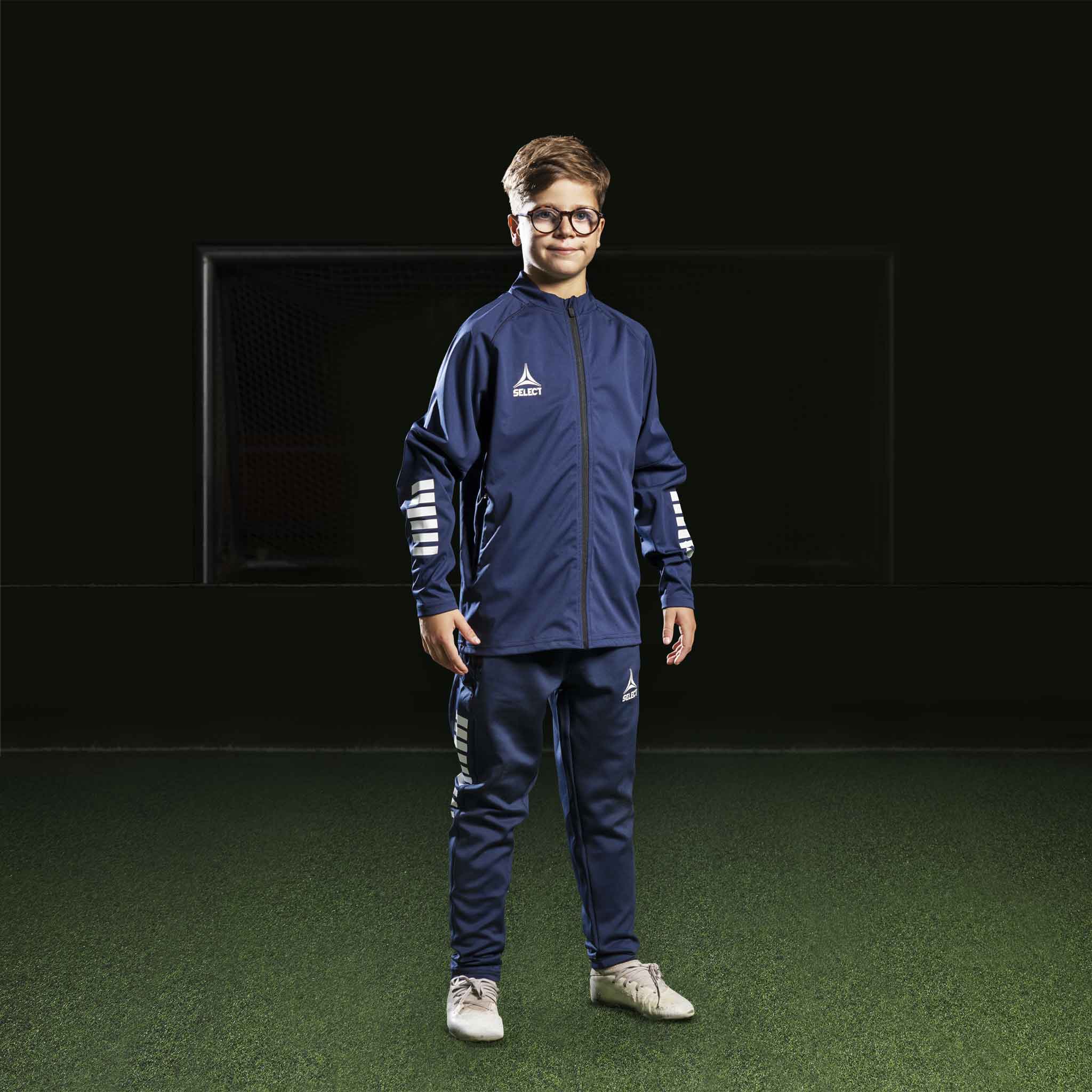 Gutt fotballspiller i marineblå og hvit Training jacket Monaco v24, Match & Training wear, sett forfra.
