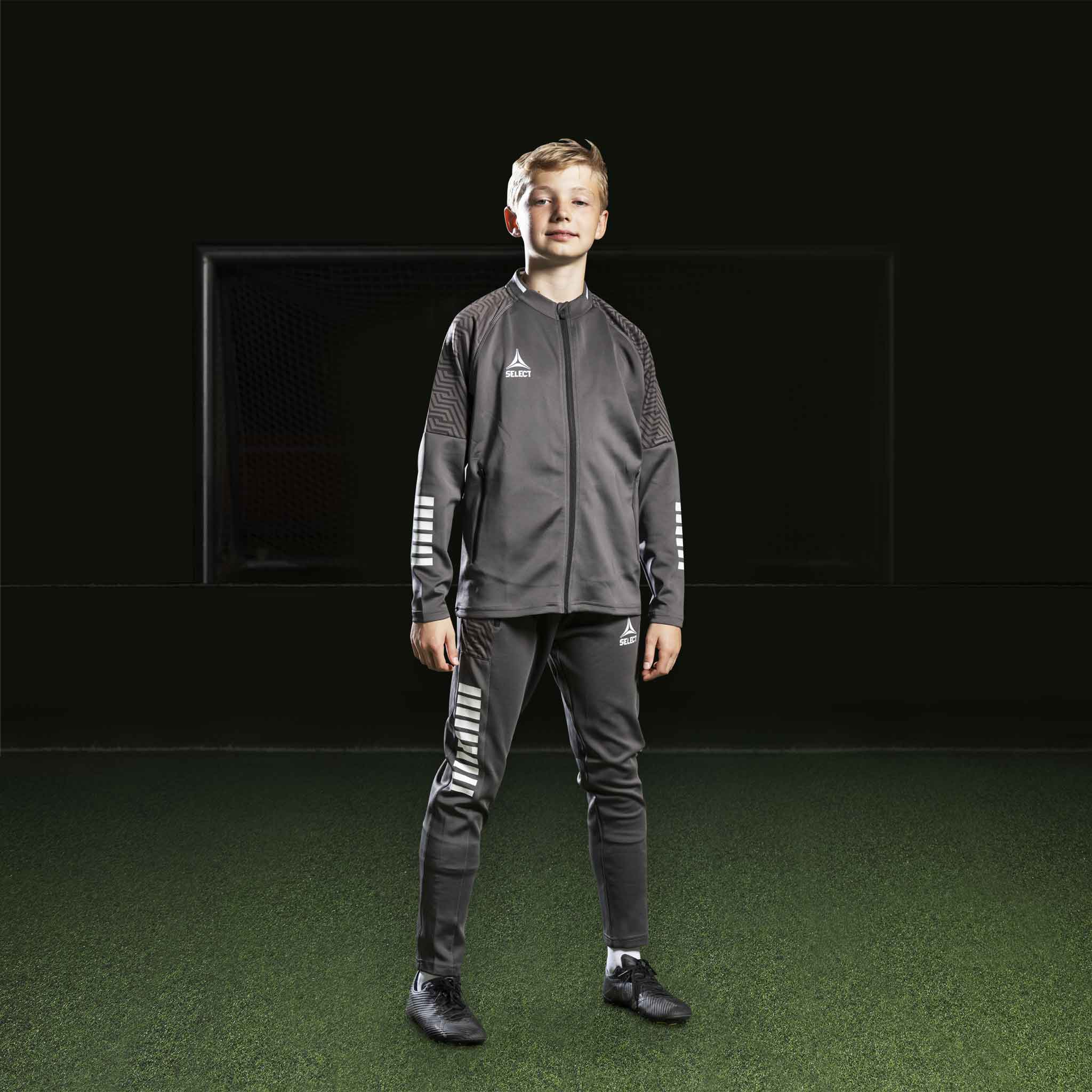 Fotballspillende gutt i grå og hvit Zip jacket Monaco v24, Match & Training wear.