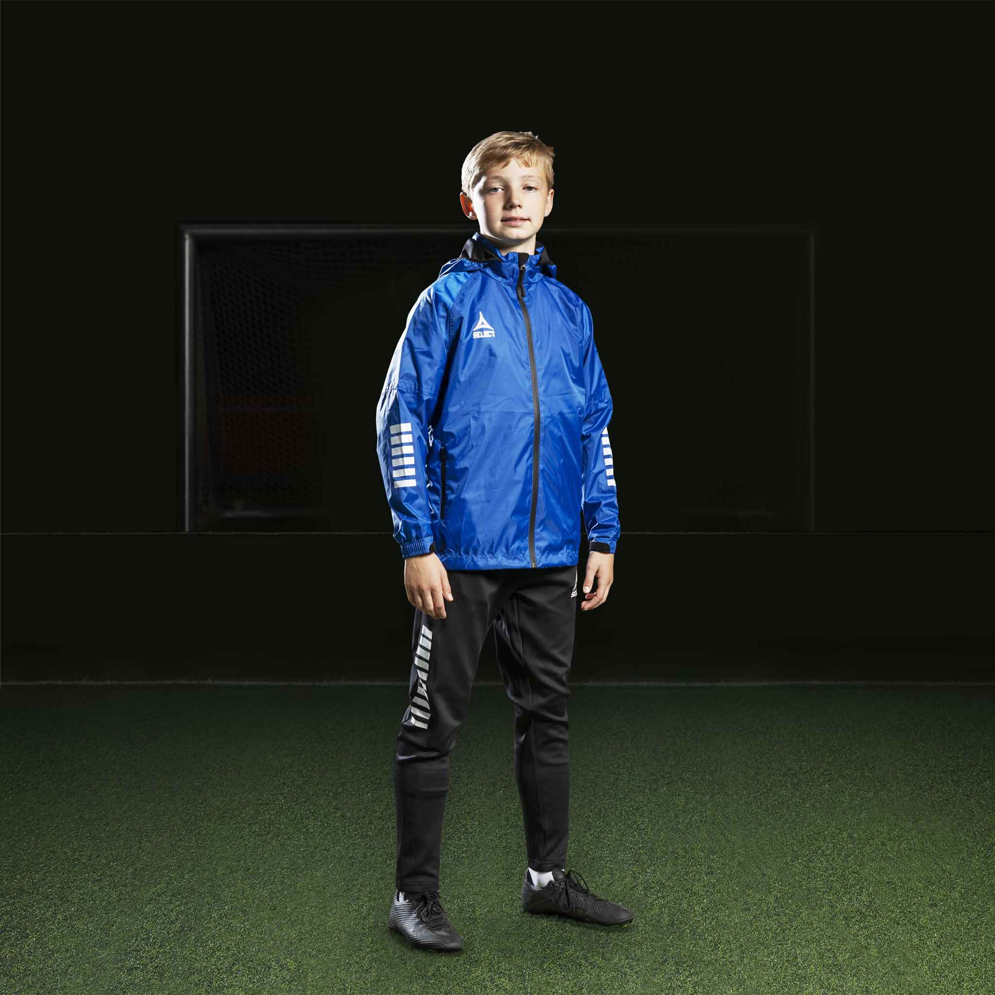 Fodboldspiller-dreng i blå jakke og sorte Training pants Regular Fit Monaco v24, Match & Training wear.