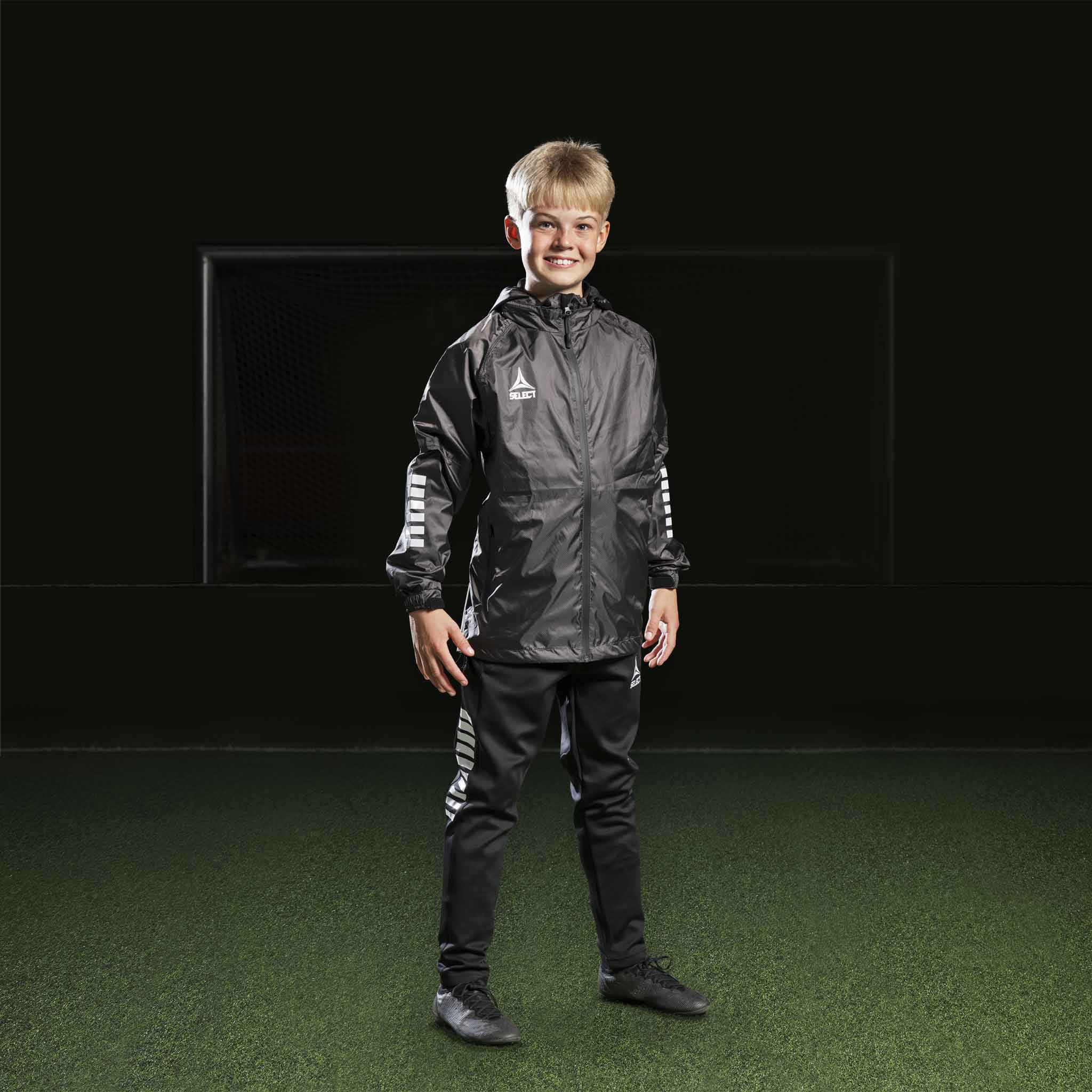 Fodbolddreng i sorte Training pants Regular Fit Monaco v24 og jakke, Match & Training wear.
