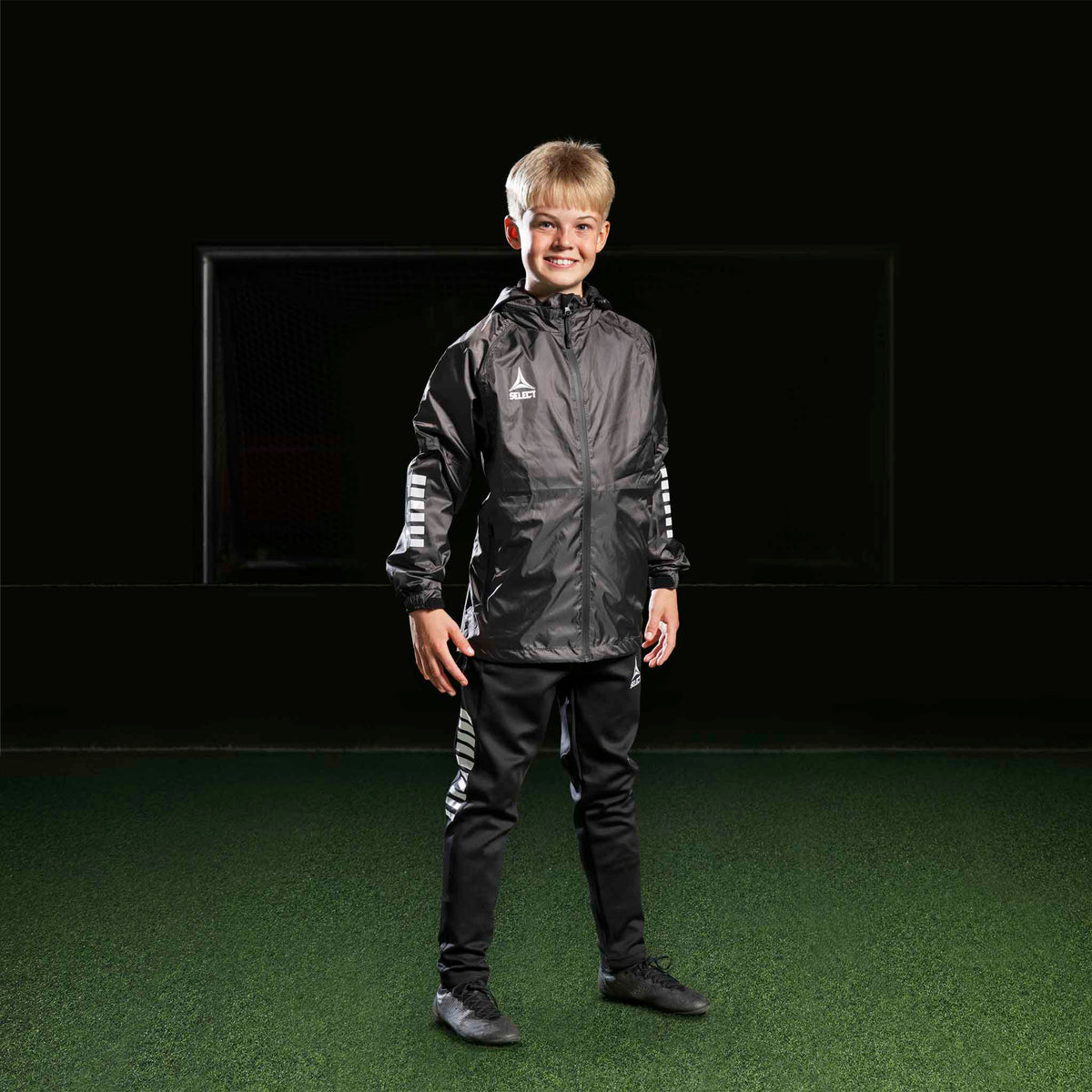 Fotballgutt i sorte Training pants Regular Fit Monaco v24 og jakke, Match & Training wear.