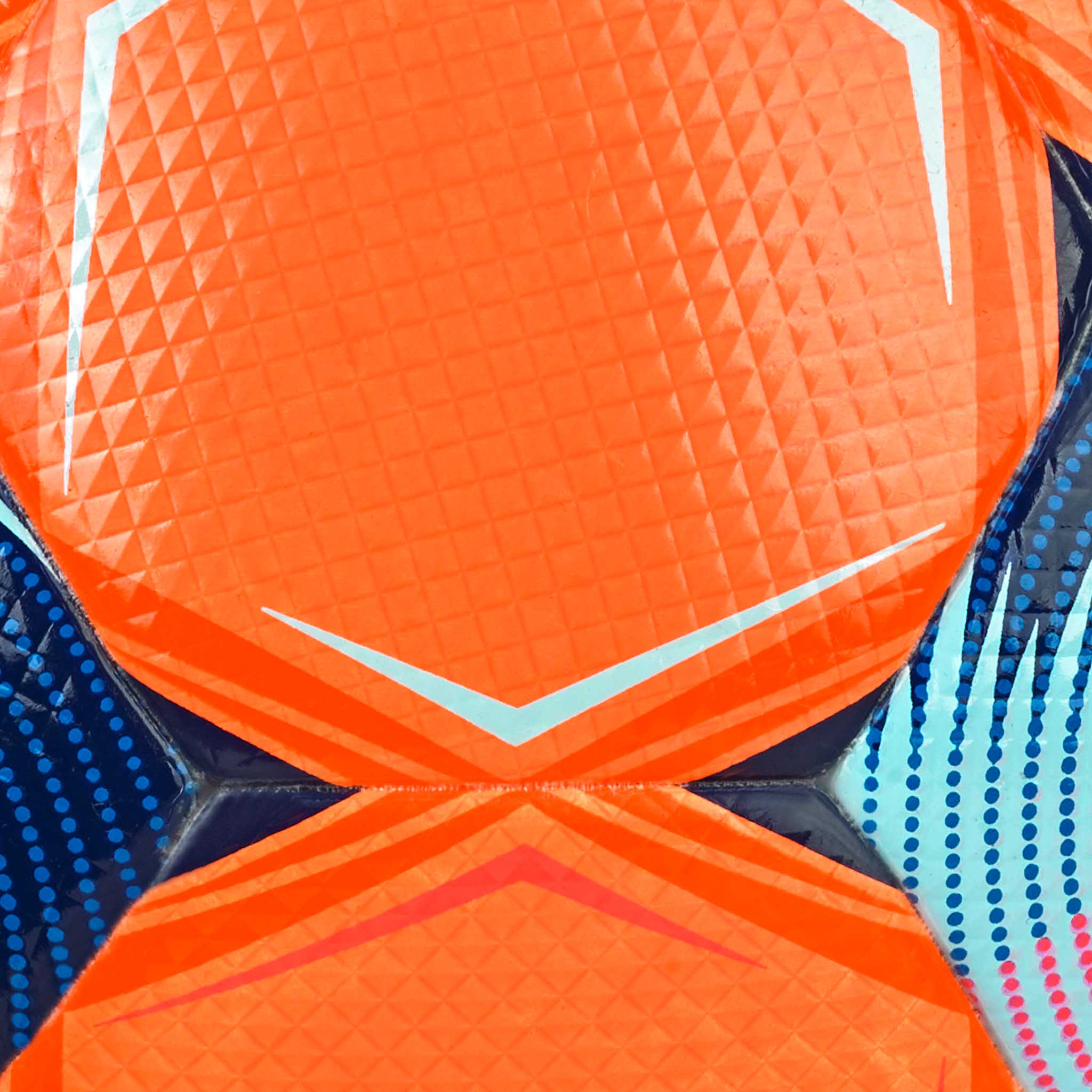 Nærbilde av FB Brillant Super TB v25 fotball med oransje paneler og blå og hvite teksturerte detaljer.