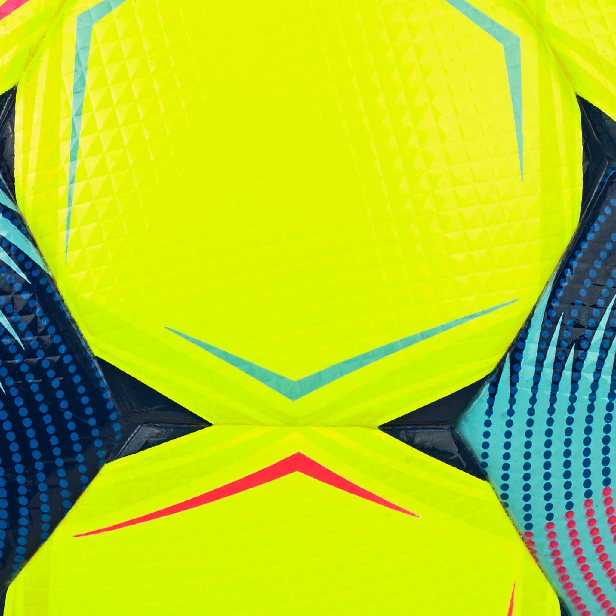 Nærbilde av FB Brillant Super TB v25 fotball med neongule paneler og blå, rosa og røde detaljer.