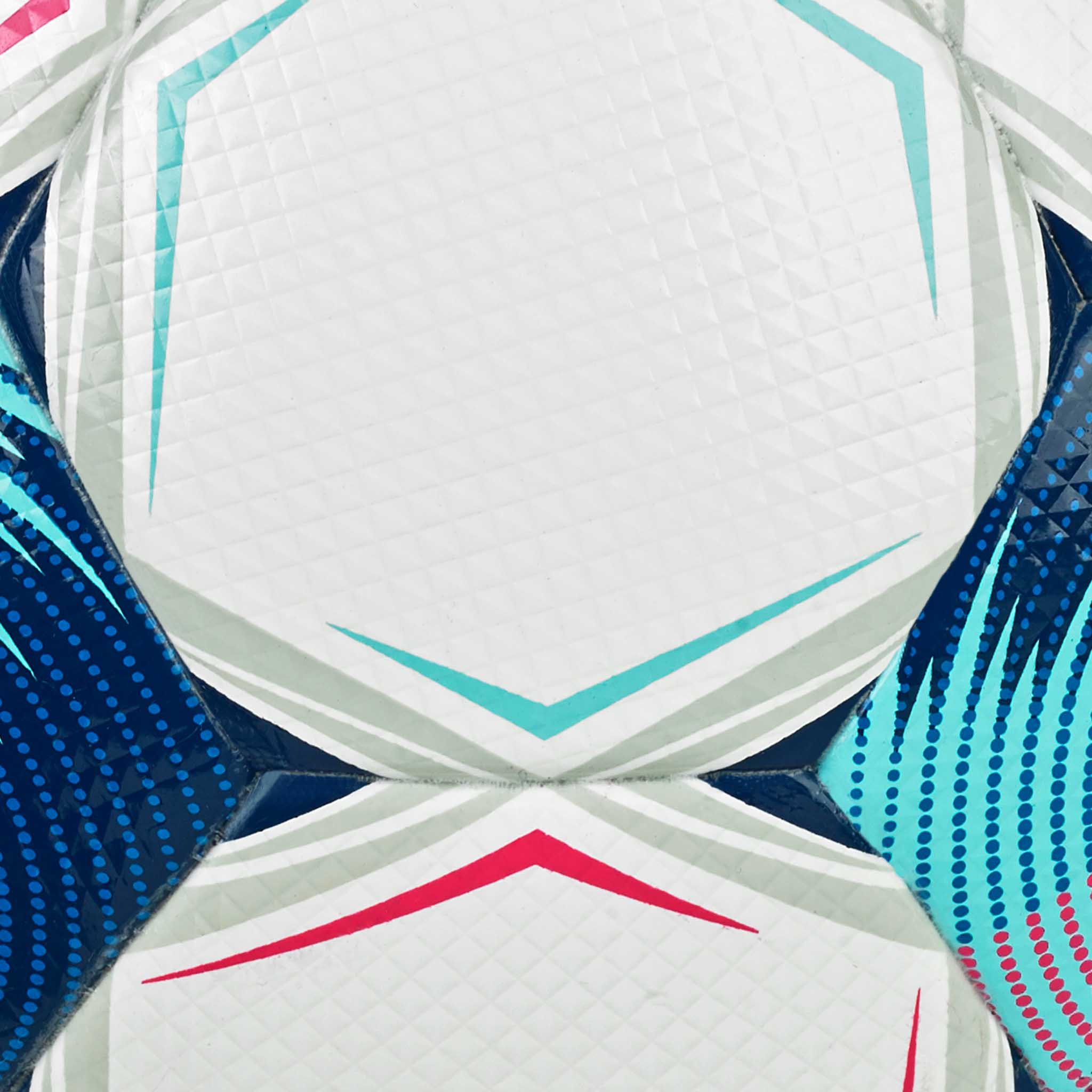 Nærbilde av Brillant Super TB v25 fotball, hvite paneler med blå, rosa og turkis detaljer.