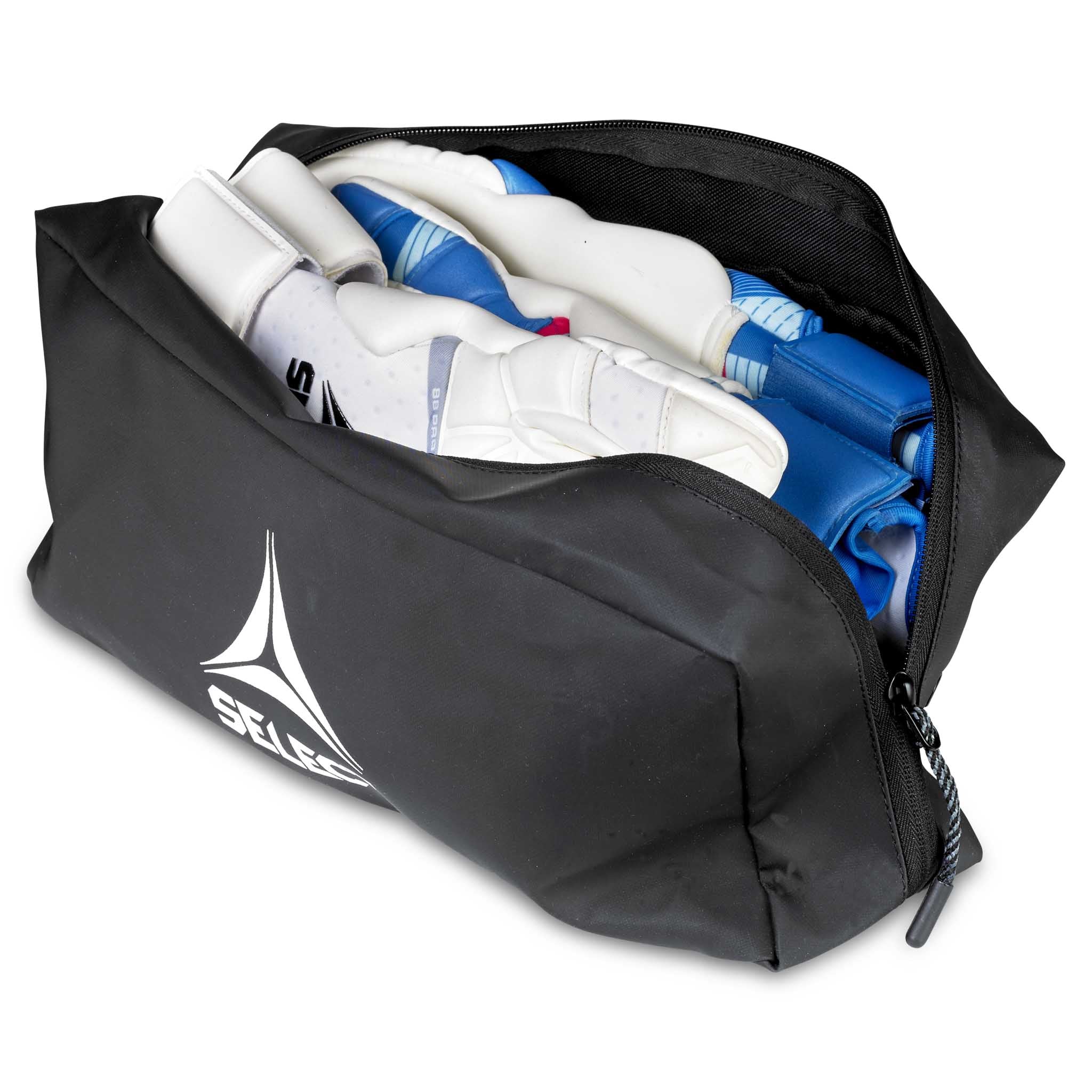 Svart Glovebag v25 sportsbag, ekstra bilde, med hvite og blå fotballhansker.