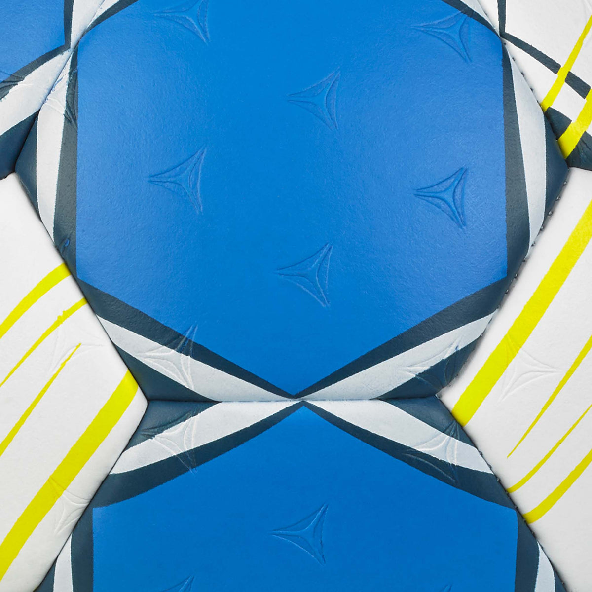 Nærbilde av Force DB v25 håndball, blå, hvite og gule paneler med stjernedesign.