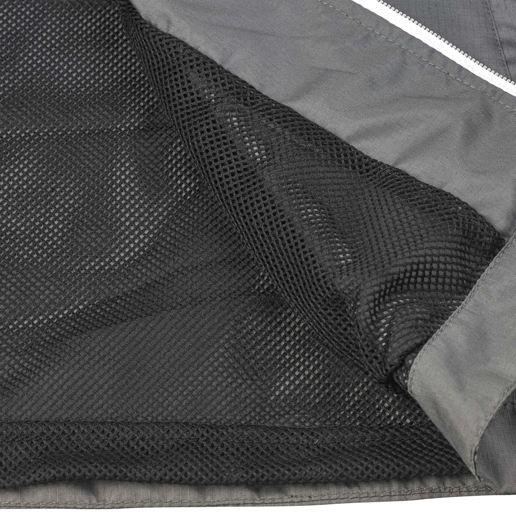 Nærbilde av grå Training jacket Spain v25, Match & Training wear, med svart mesh-fôr og glidelåsdetalj.