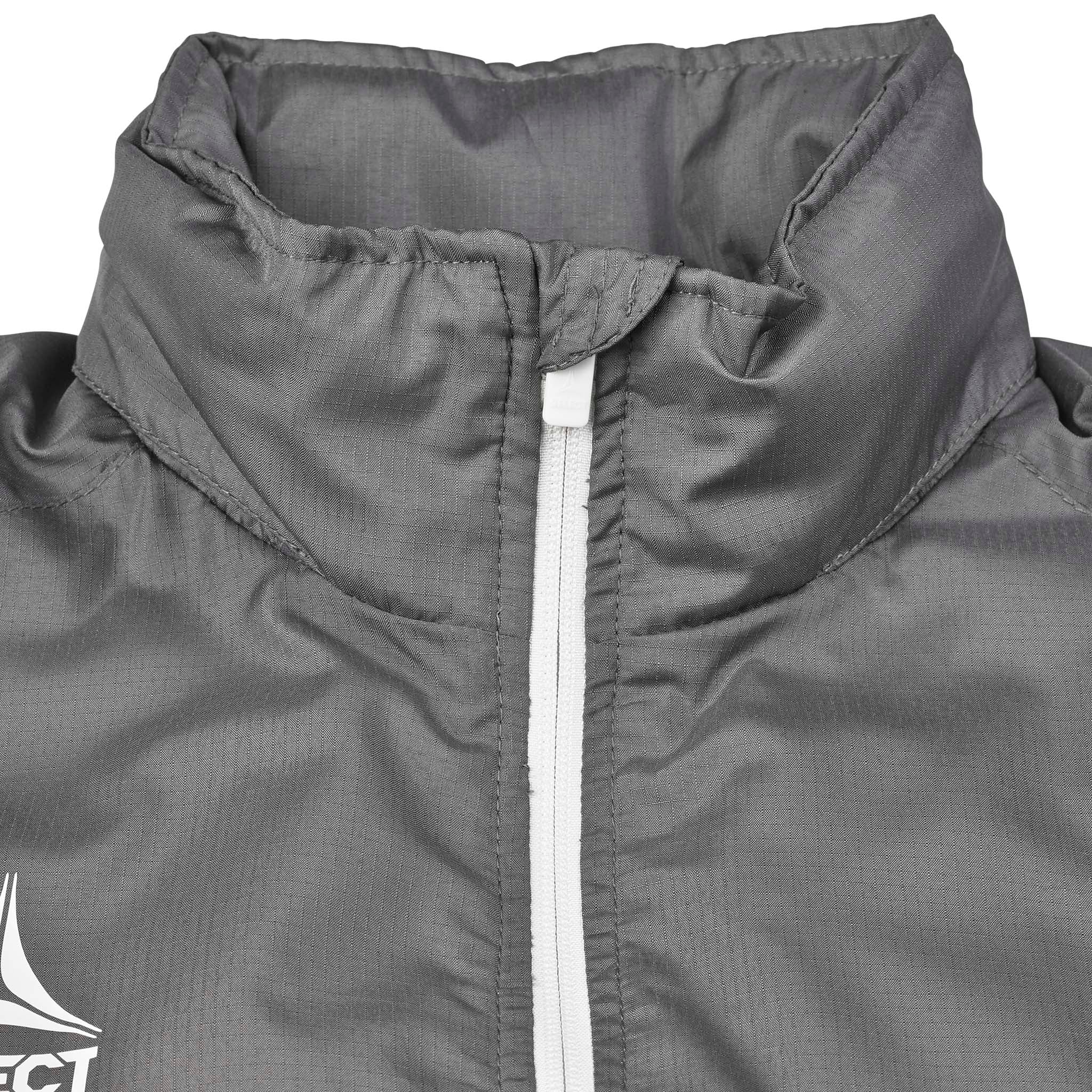 Nærbilde av grå Training jacket Spain v25, Match & Training wear, med hvit glidelås og kragedetalj.