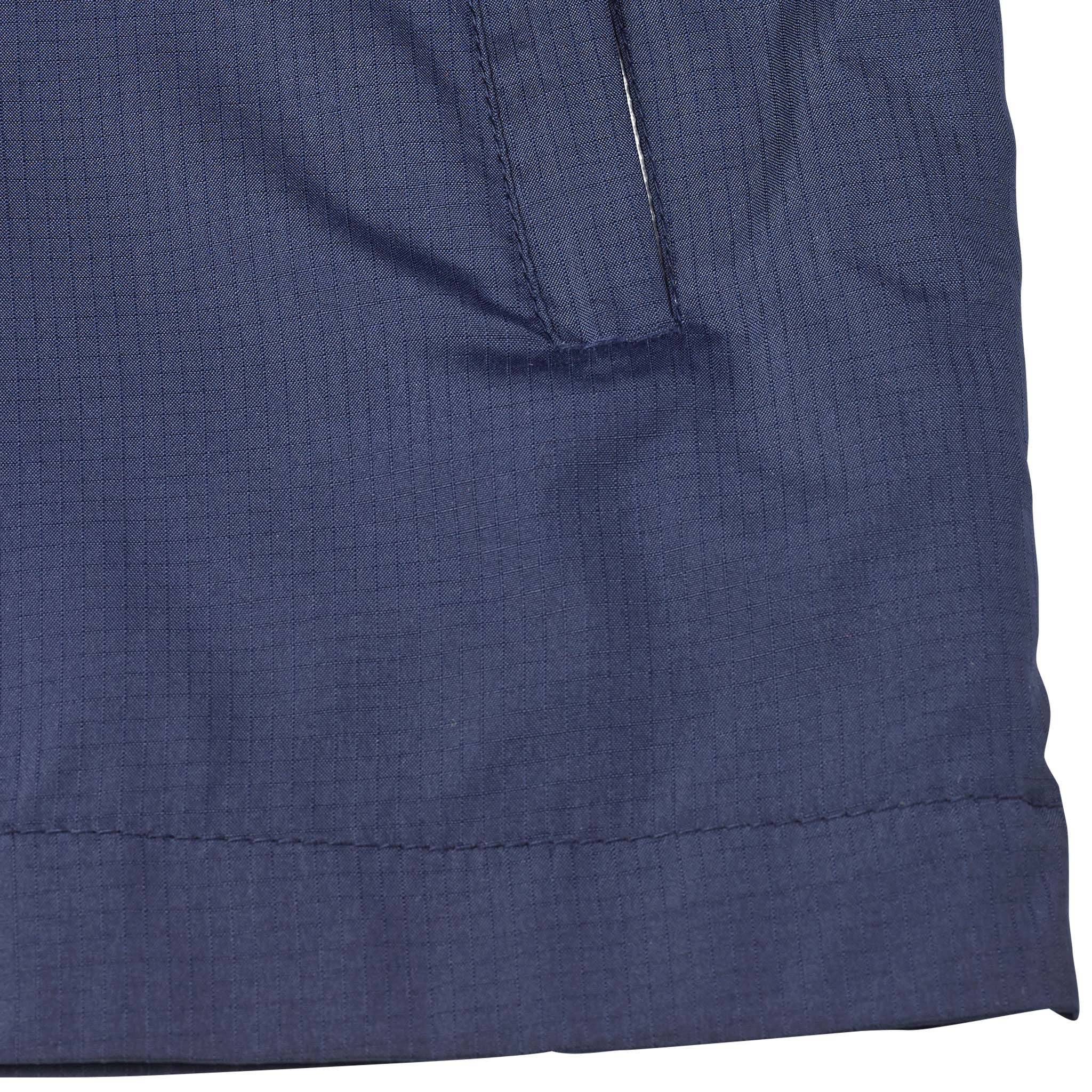 Nærbilde av marineblå Training jacket Spain v25, kamp- og treningstøy, med strukturert stoff, sømmer og lommedetalj.