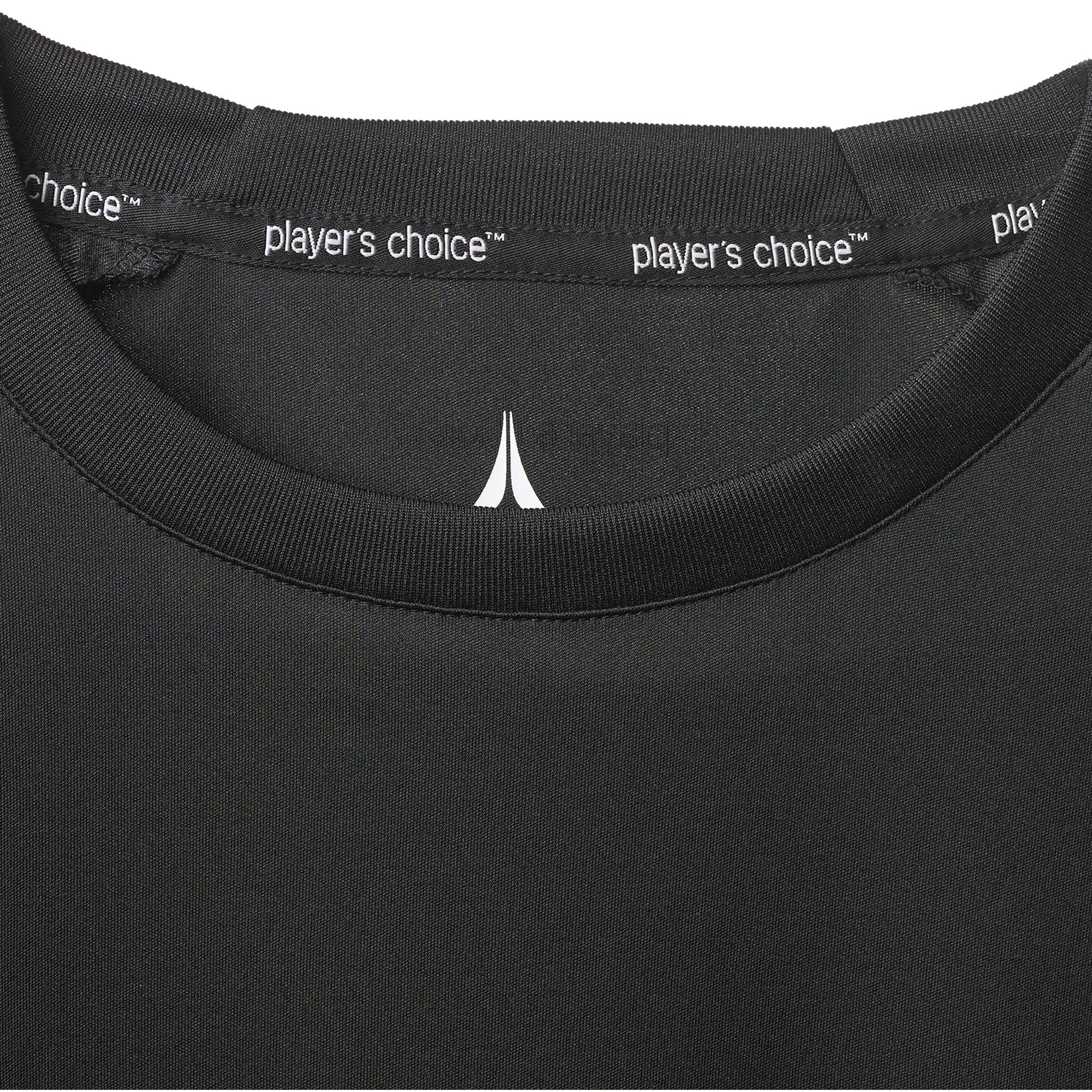 Nærbilde av svart Player shirt L/S Spain v25, Match & Training wear, hvit logo og 'player's choice'-halsdetalj