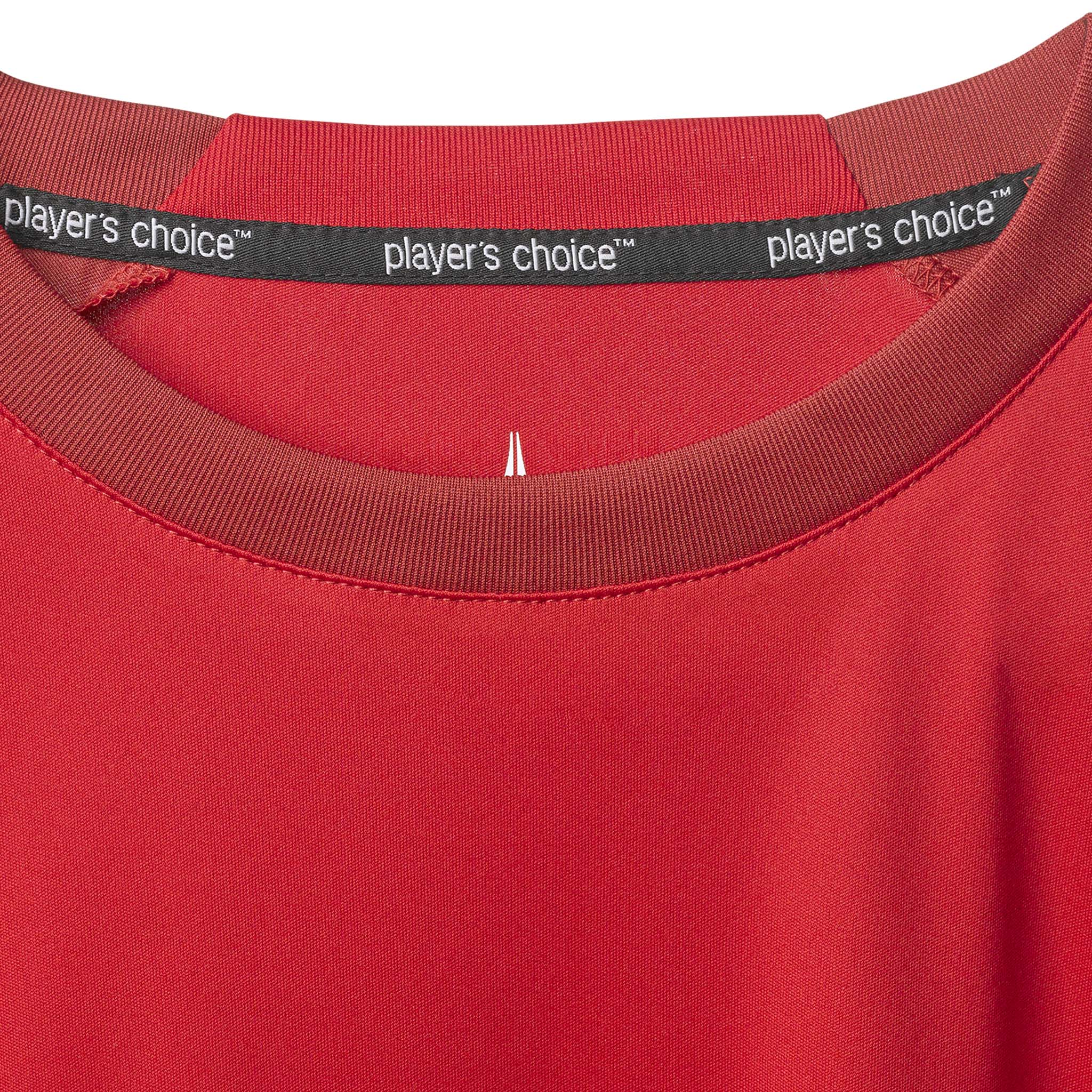 Nærbilde av rød Player shirt L/S Spain v25, Match & Training wear, som viser halslinning med branded innerkrage.