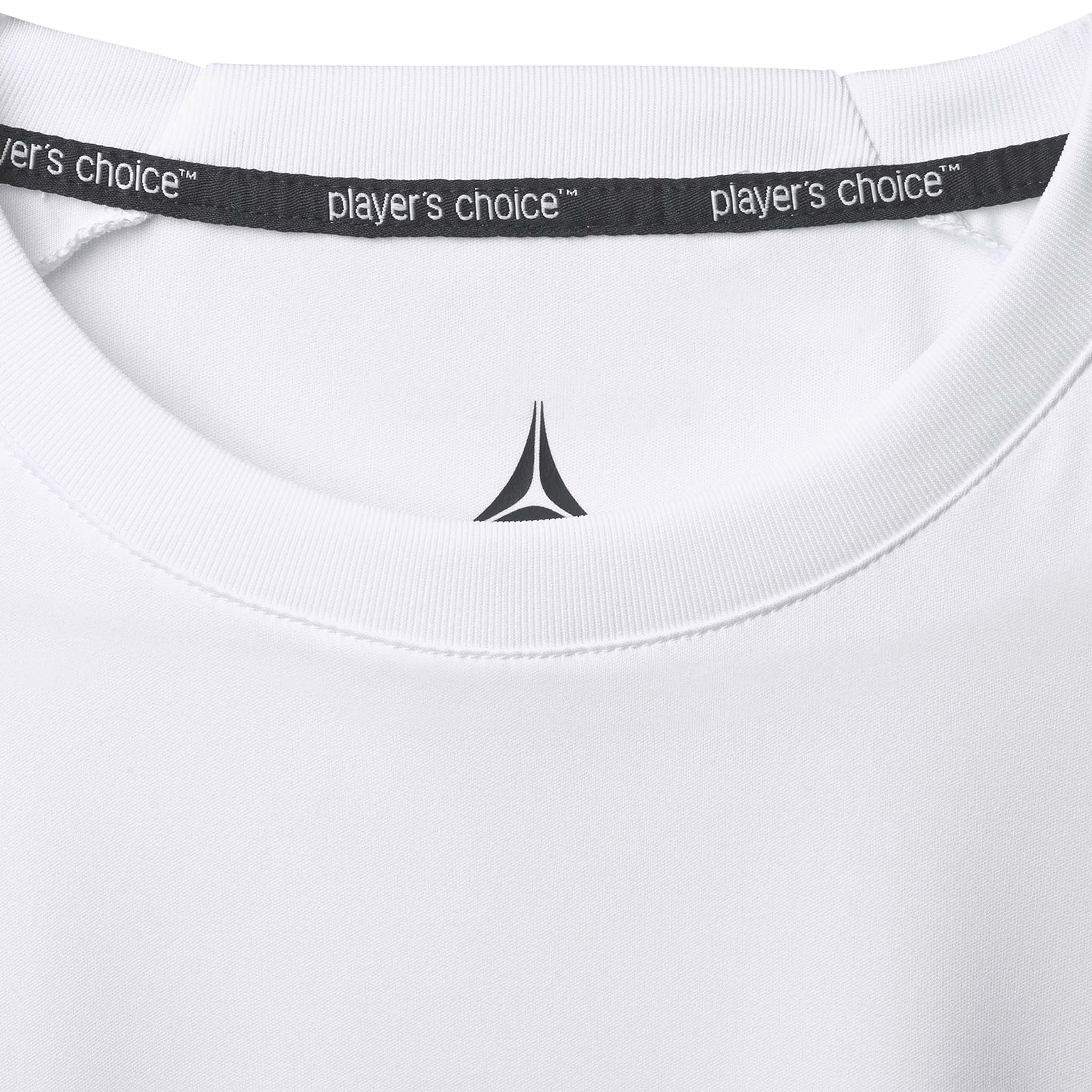 Nærbilde av hvit Player shirt L/S Spain v25, Match & Training wear, med halslinning, grå logo og player's choice-bånd.