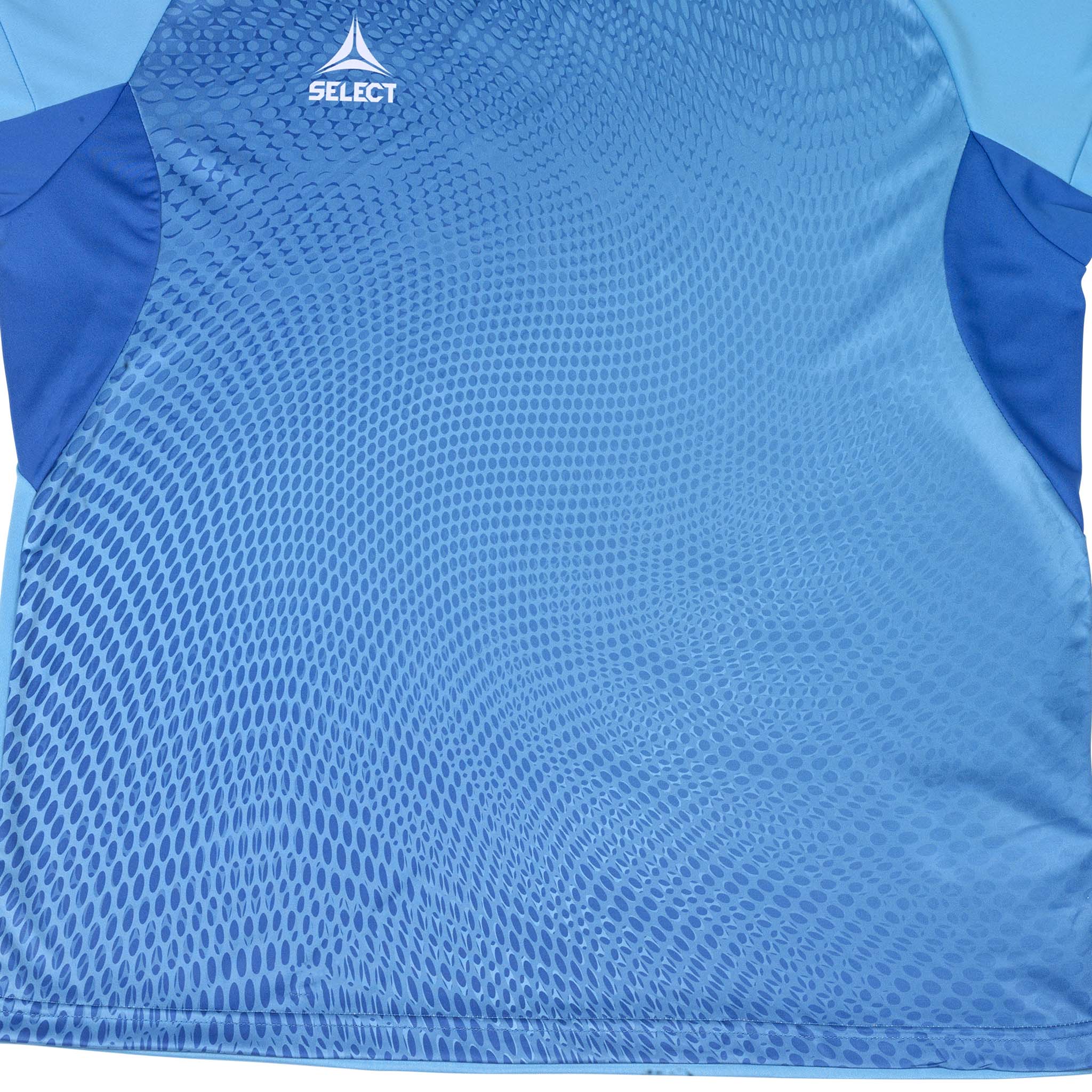 Nærbilde av Goalkeeper shirt Spain v25, keeperklær, blå fotballtrøye med strukturert mønster og hvit Select-logo.