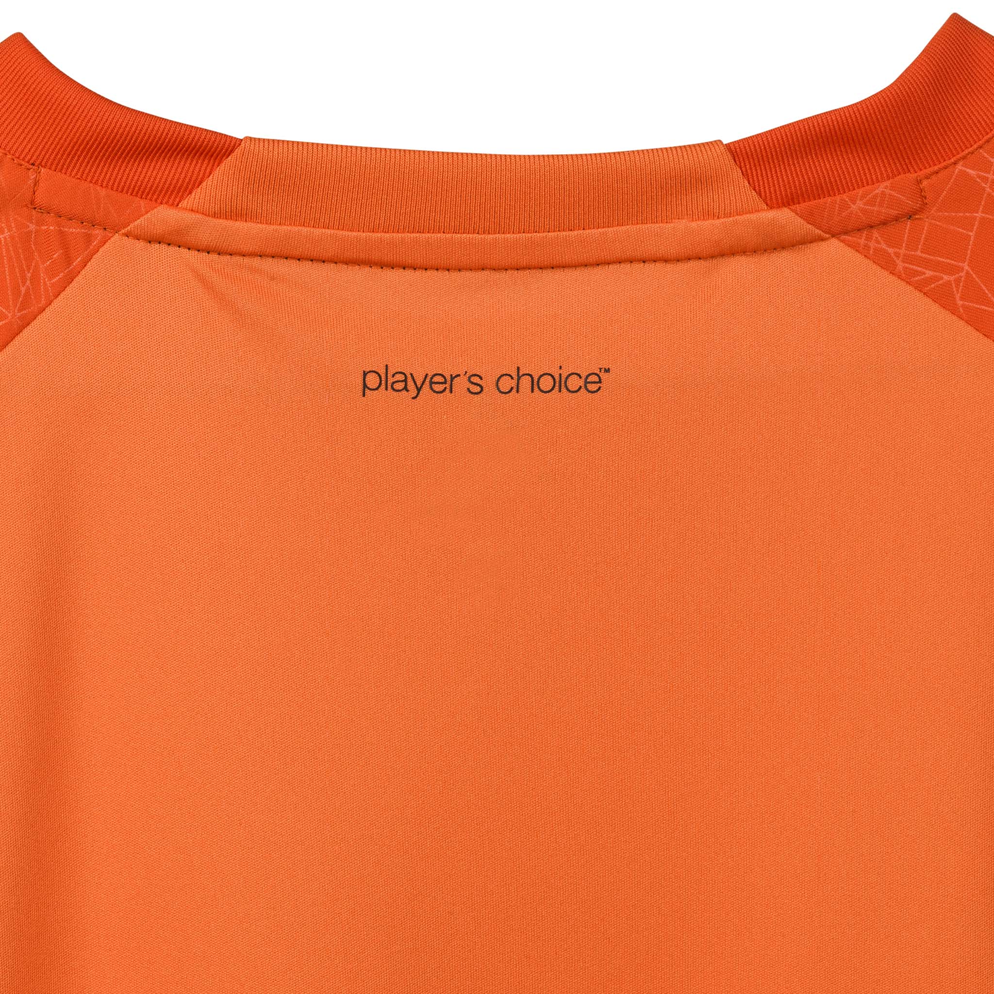 Nærbilde av oransje Player shirt S/S Spain v25, Match & Training wear, med svart 'player's choice'-trykk ved halsen.
