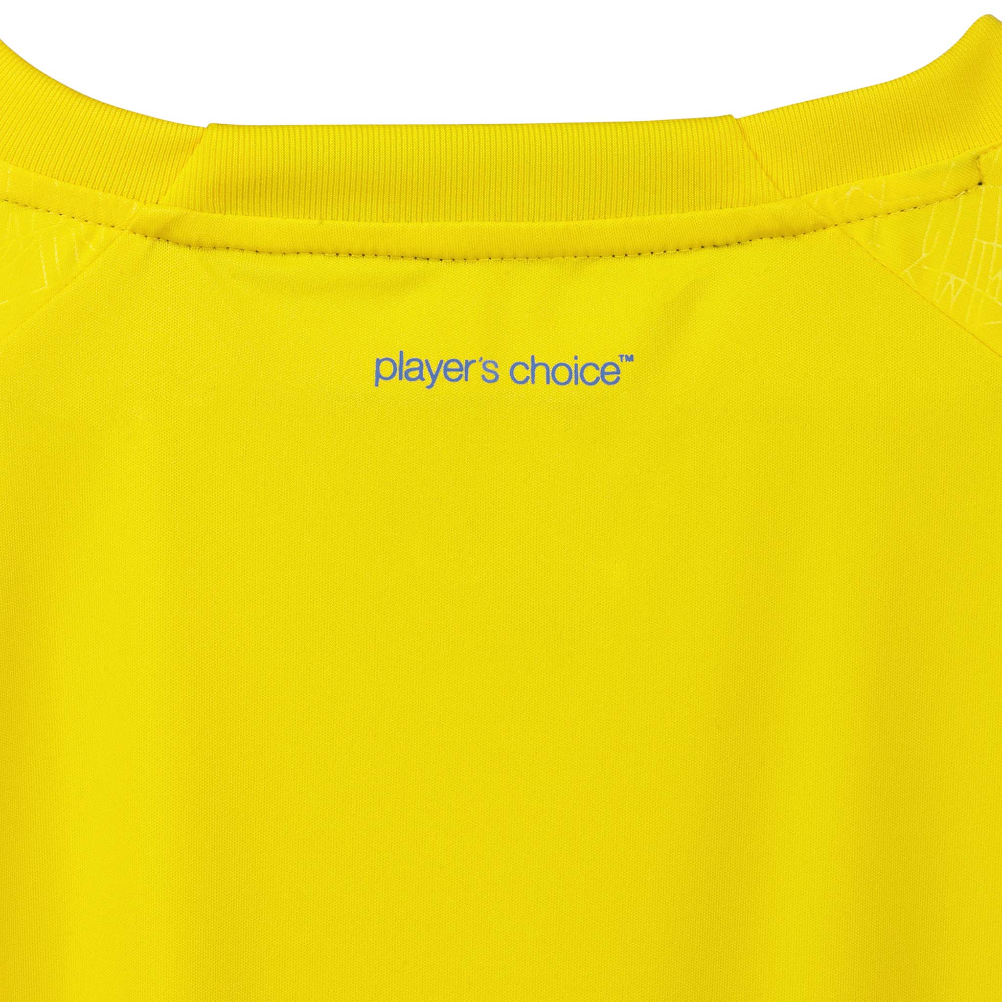 Nærbilde av gul Player shirt S/S Spain v25, Match & Training wear, med blått "player's choice" fotballtrykk.