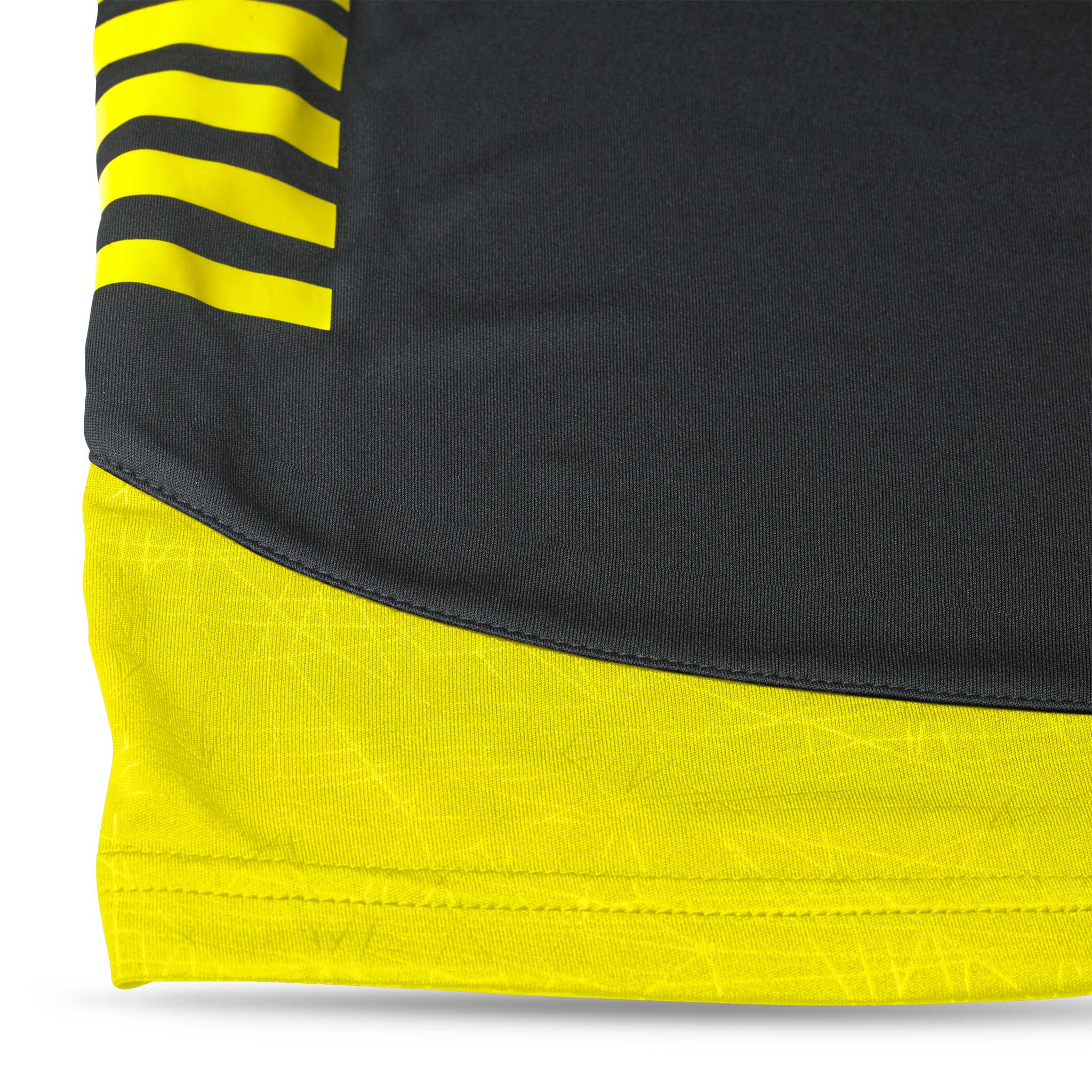 Nærbilde av Player shorts Spain v25, Match & Training wear, sort med gule striper og strukturert panel.