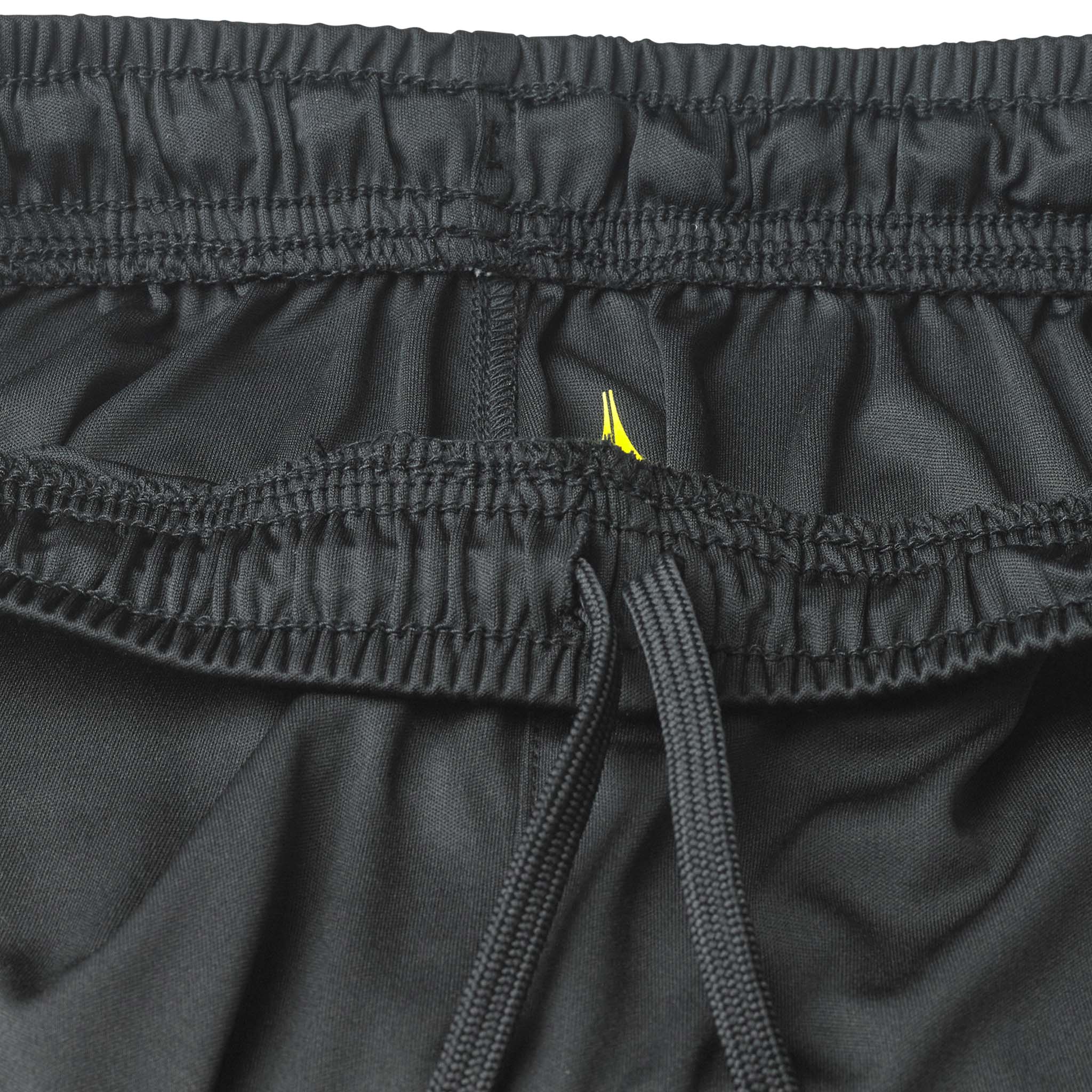 Nærbilde av sorte Player shorts Spain v25, Match & Training wear, med elastikk i livet, snøring og gul detalj