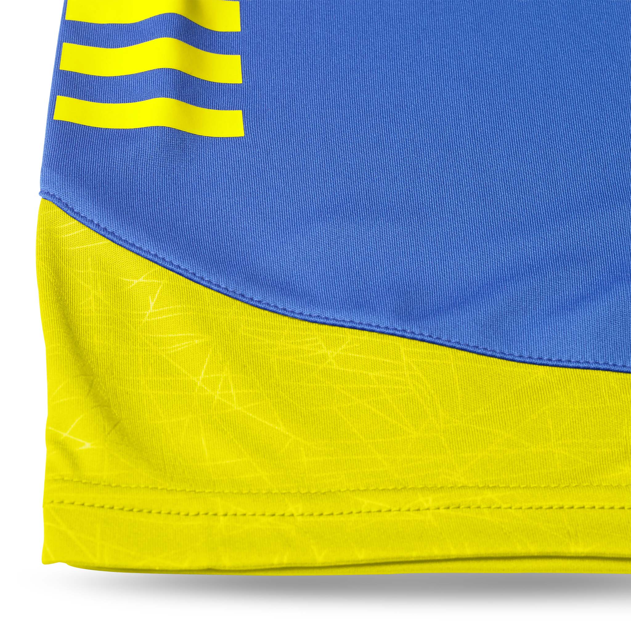 Nærbilde av blå og gule Player shorts Spain v25, Match & Training wear, som viser stoffdetalj og fotballdesign.