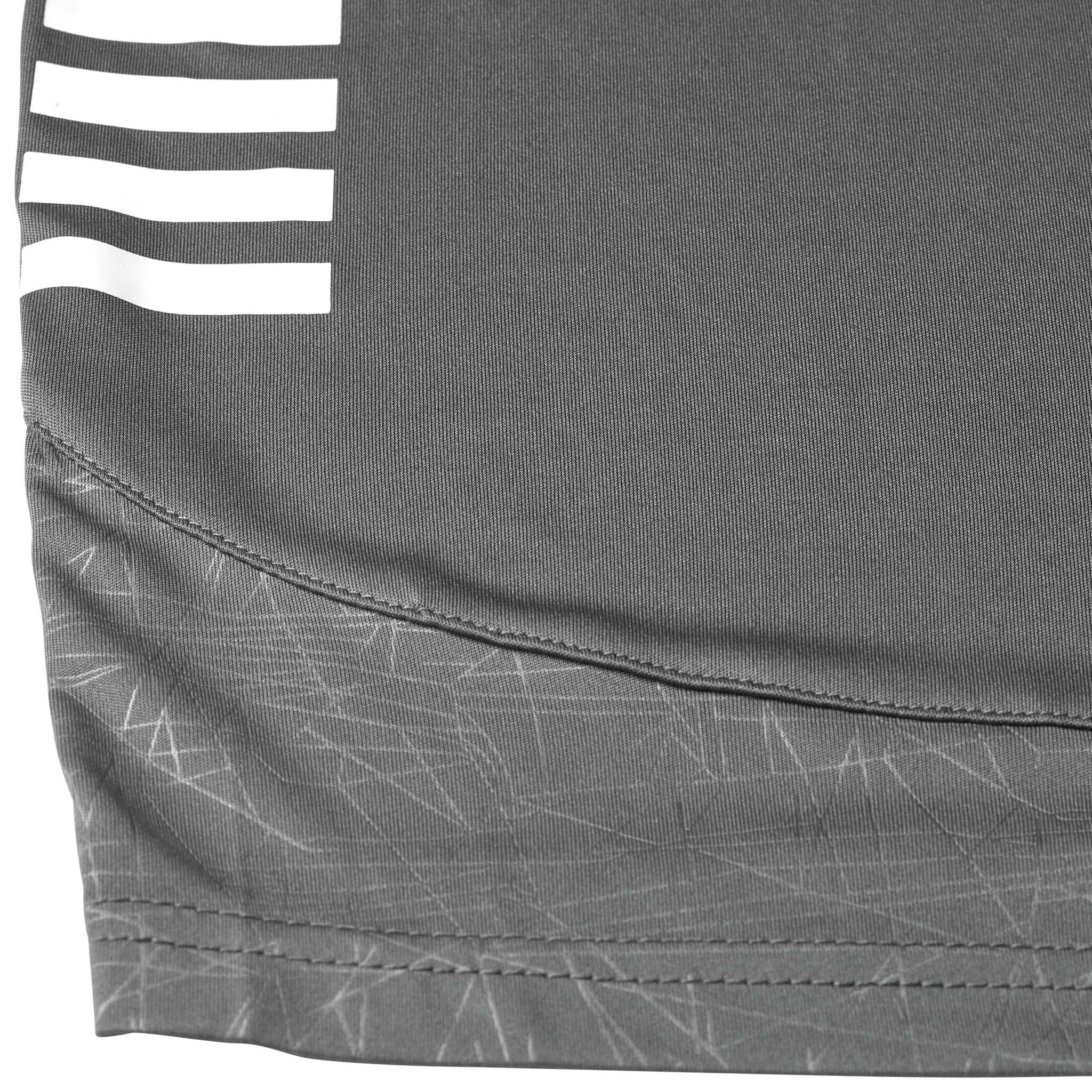 Nærbilde av grå Player shorts Spain v25, Match & Training wear, med hvite striper og geometrisk mønster
