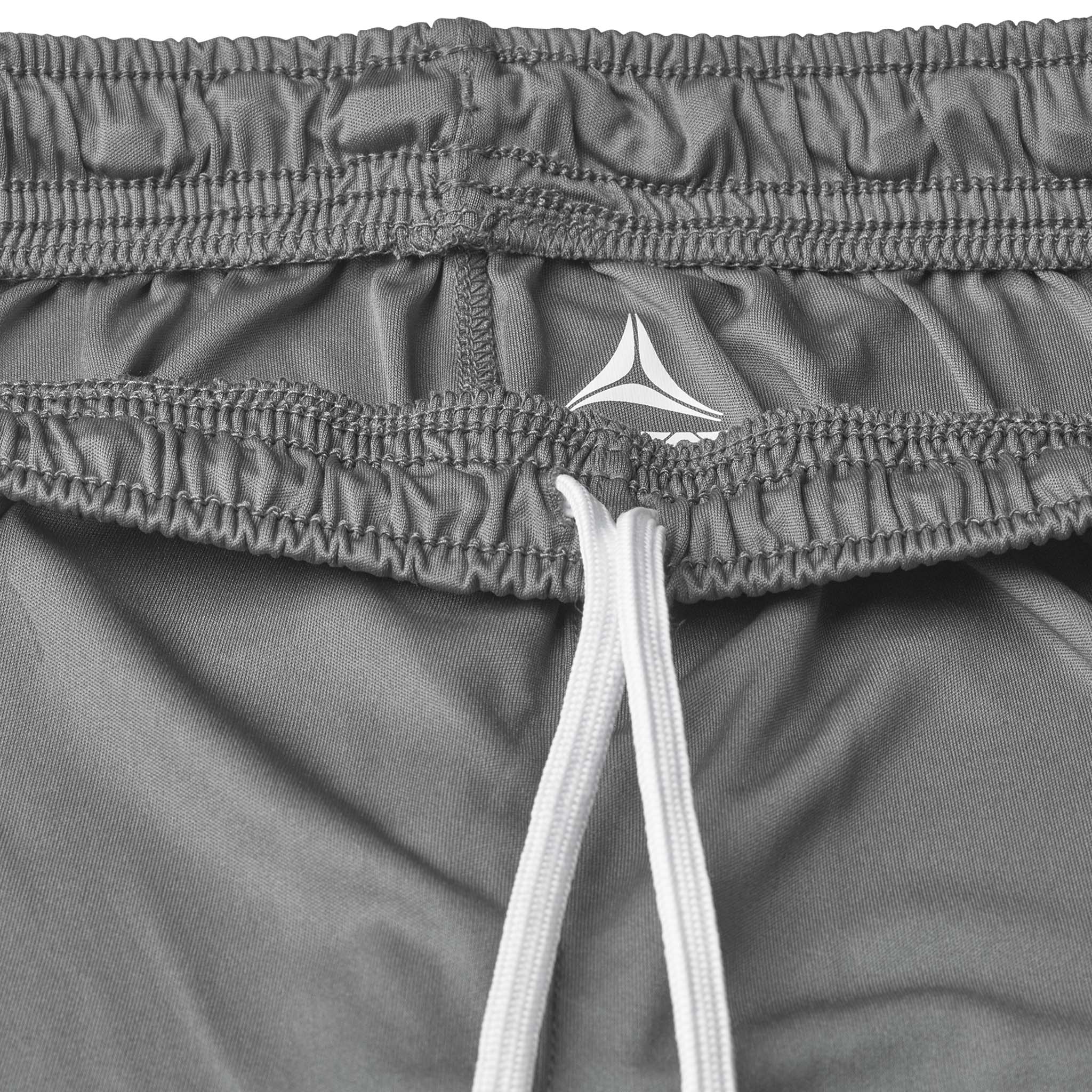 Nærbilde av grå Player shorts Spain v25, Match & Training wear, hvit snor og logo på linning