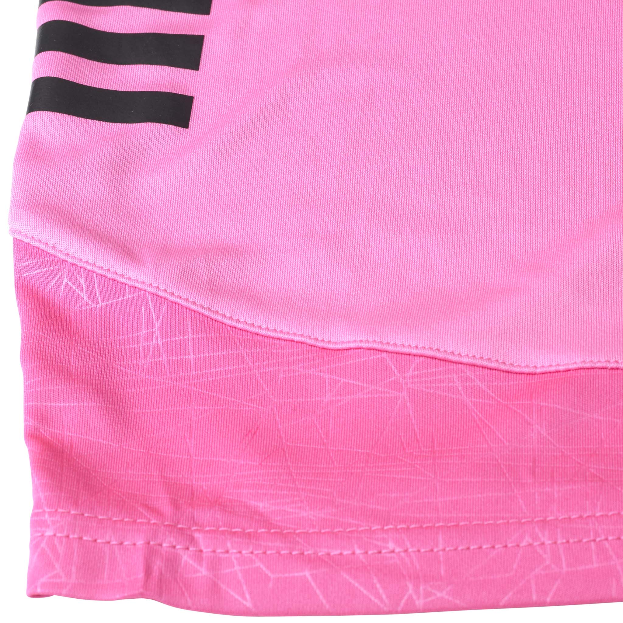 Nærbilde av rosa Player shorts Spain v25 med svarte striper, Match & Training wear, viser stoff og sømdetalj