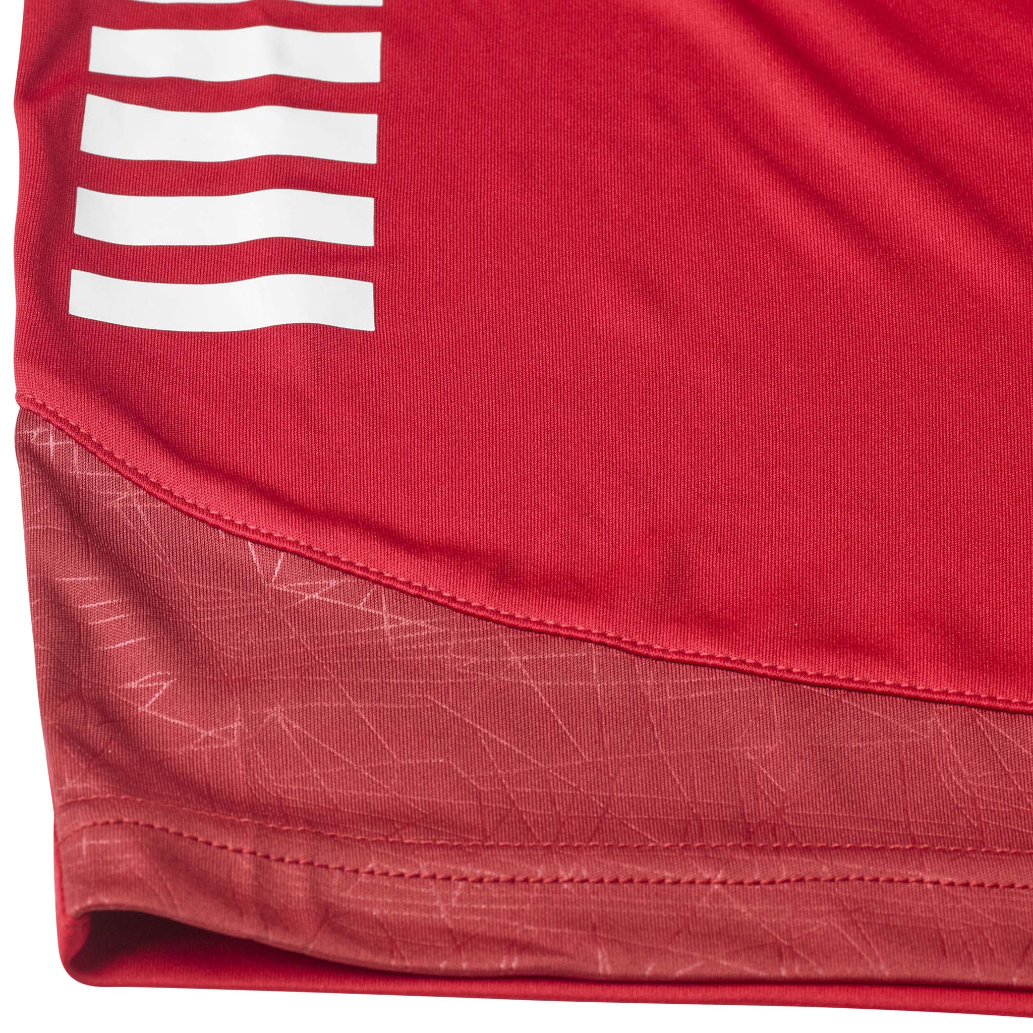 Nærbilde av røde Player shorts Spain v25, Match & Training wear, med hvite striper og mønstret kantdetalj.