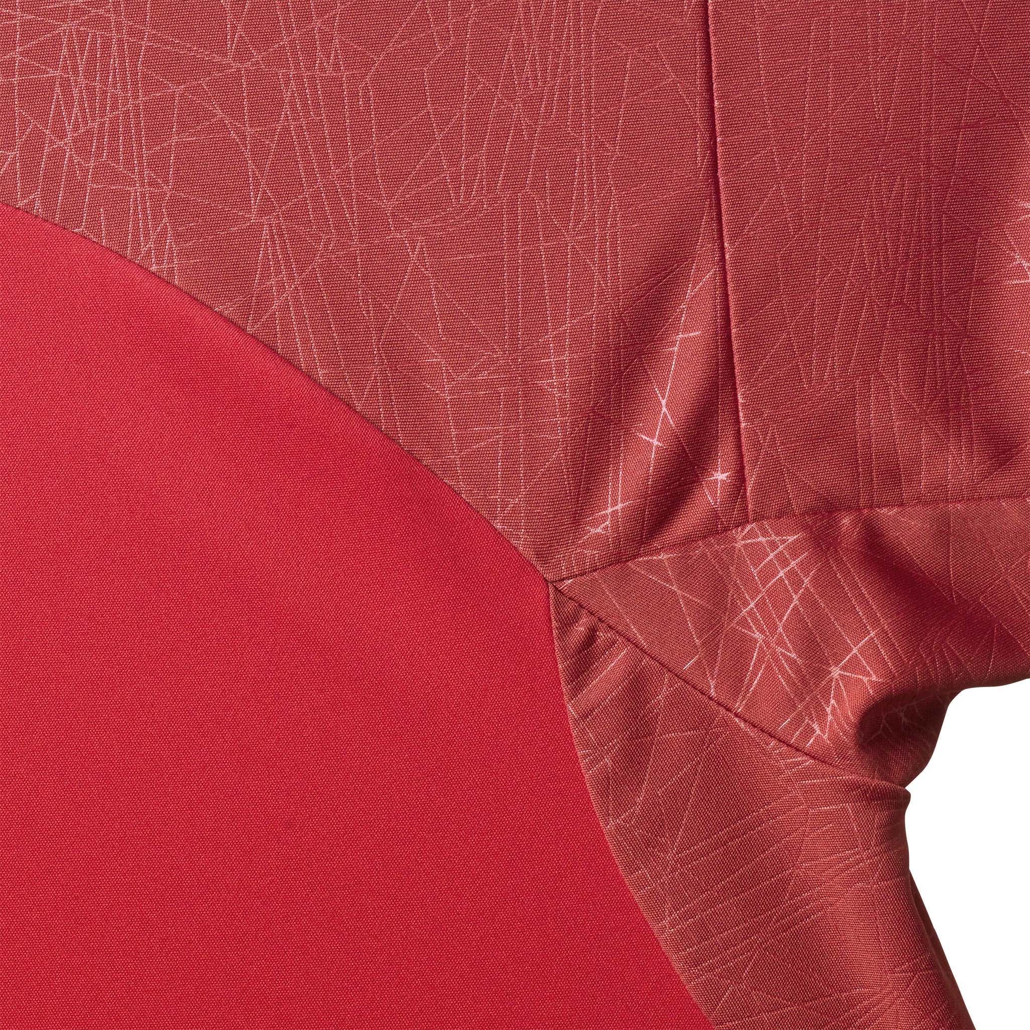 Nærbilde av Player shirt S/S Spain woman v25, Match & Training wear, i rødt med hvitt geometrisk mønster.