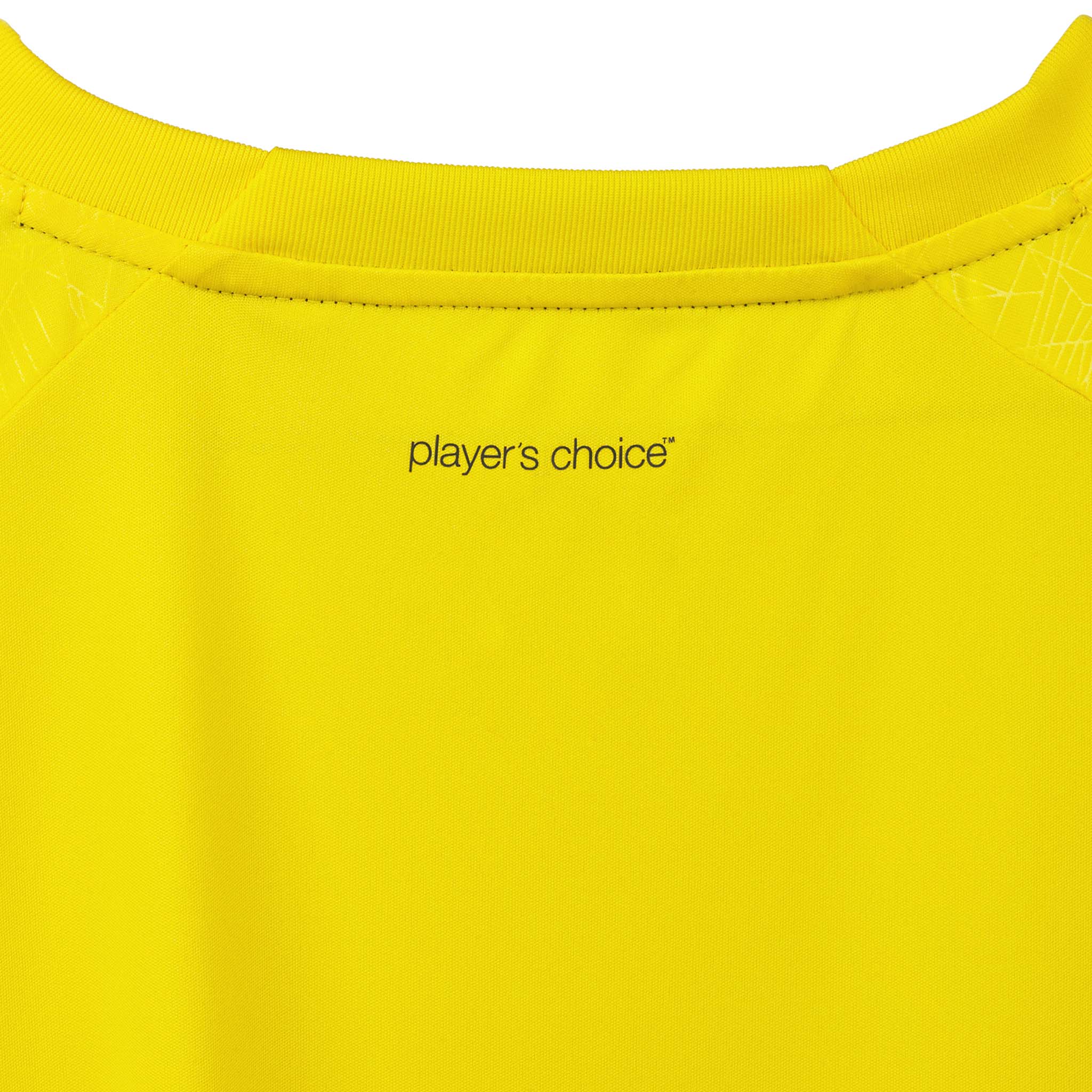 Nærbilde av gul Player shirt S/S Spain woman v25, Match & Training wear, med 'player's choice'-trykk og halsutskjæring.