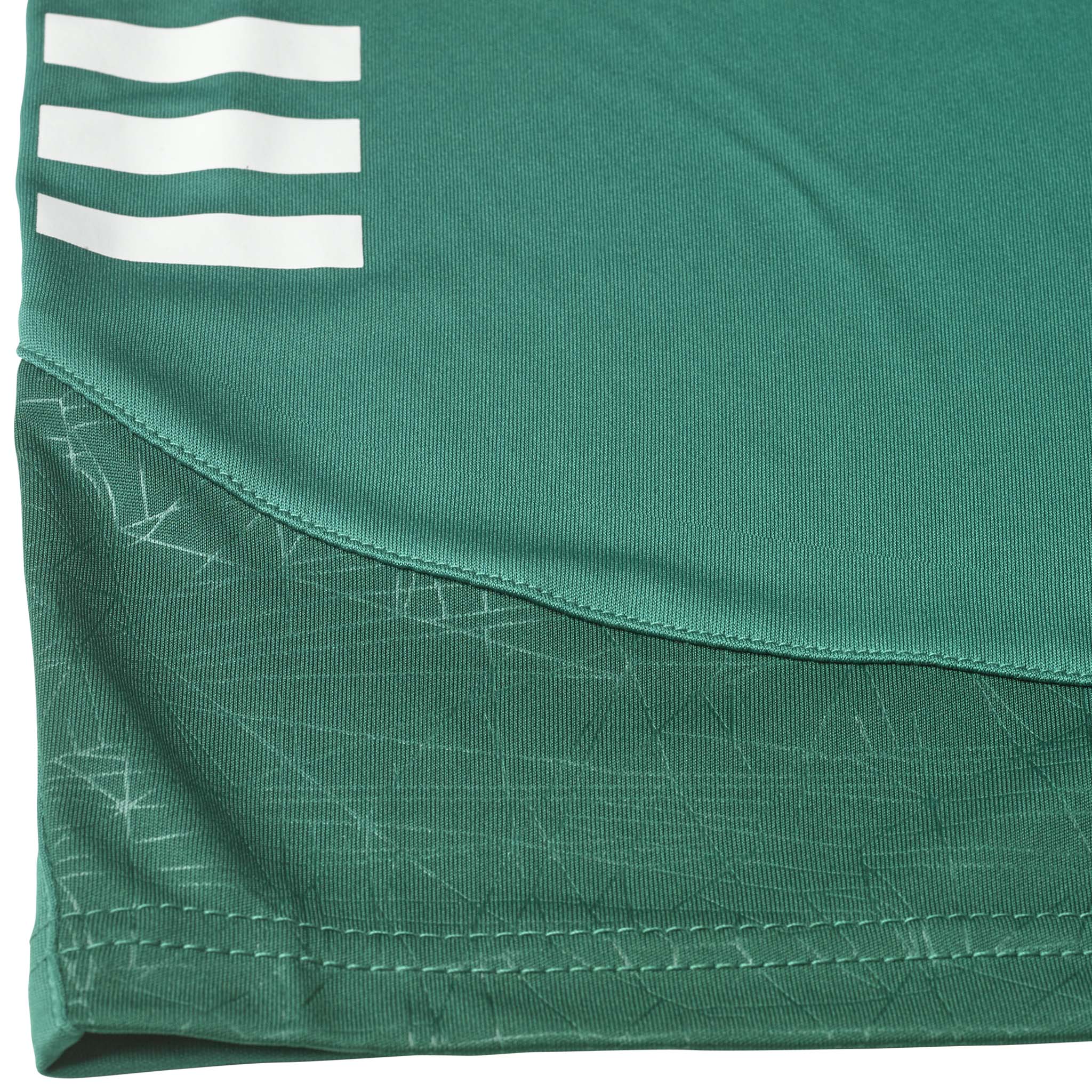 Nærbilde av grønne Player shorts Spain woman v25, Match & Training wear, med hvite striper og mønstret kantdetalj