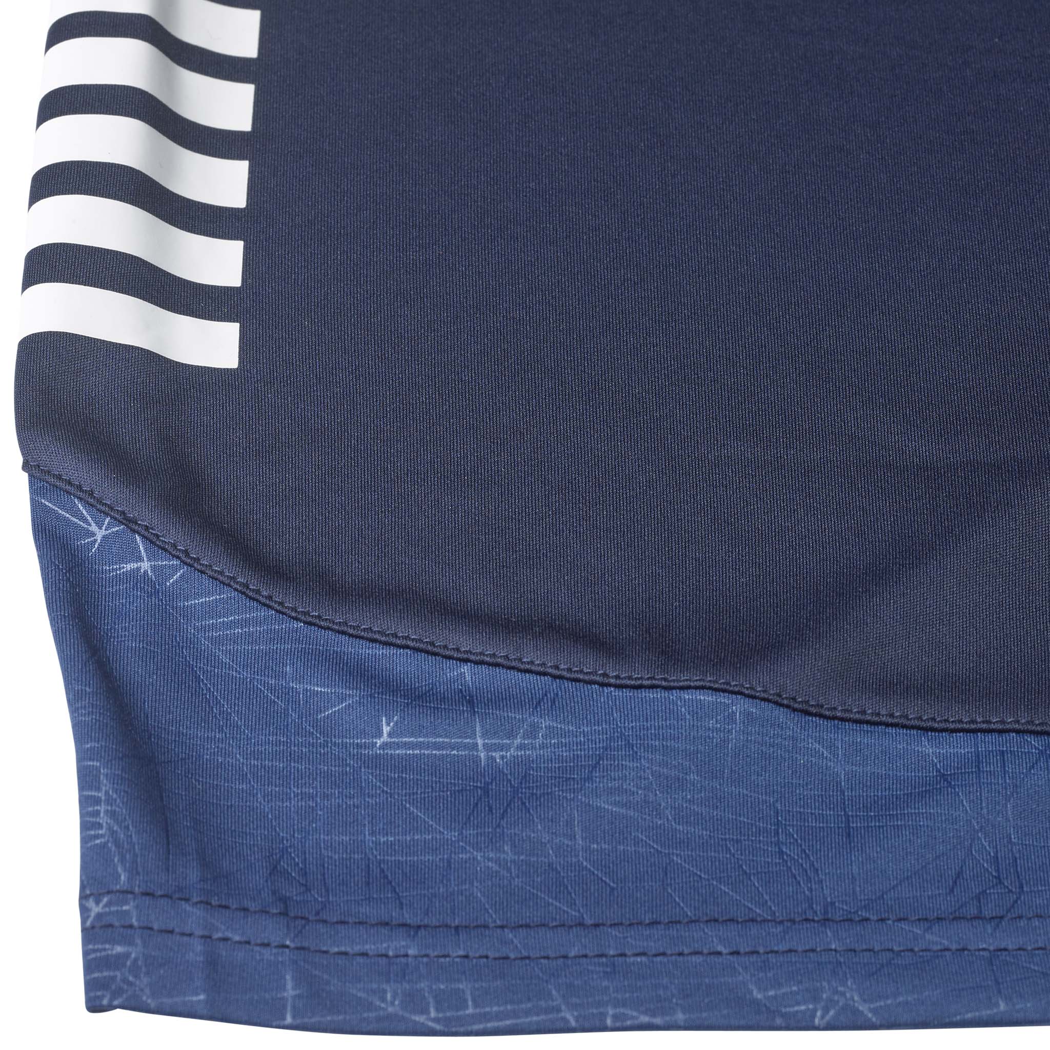Nærbilde av marineblå Player shorts Spain woman v25, kamp- og treningstøy, med hvite striper og blåmønstret kant.