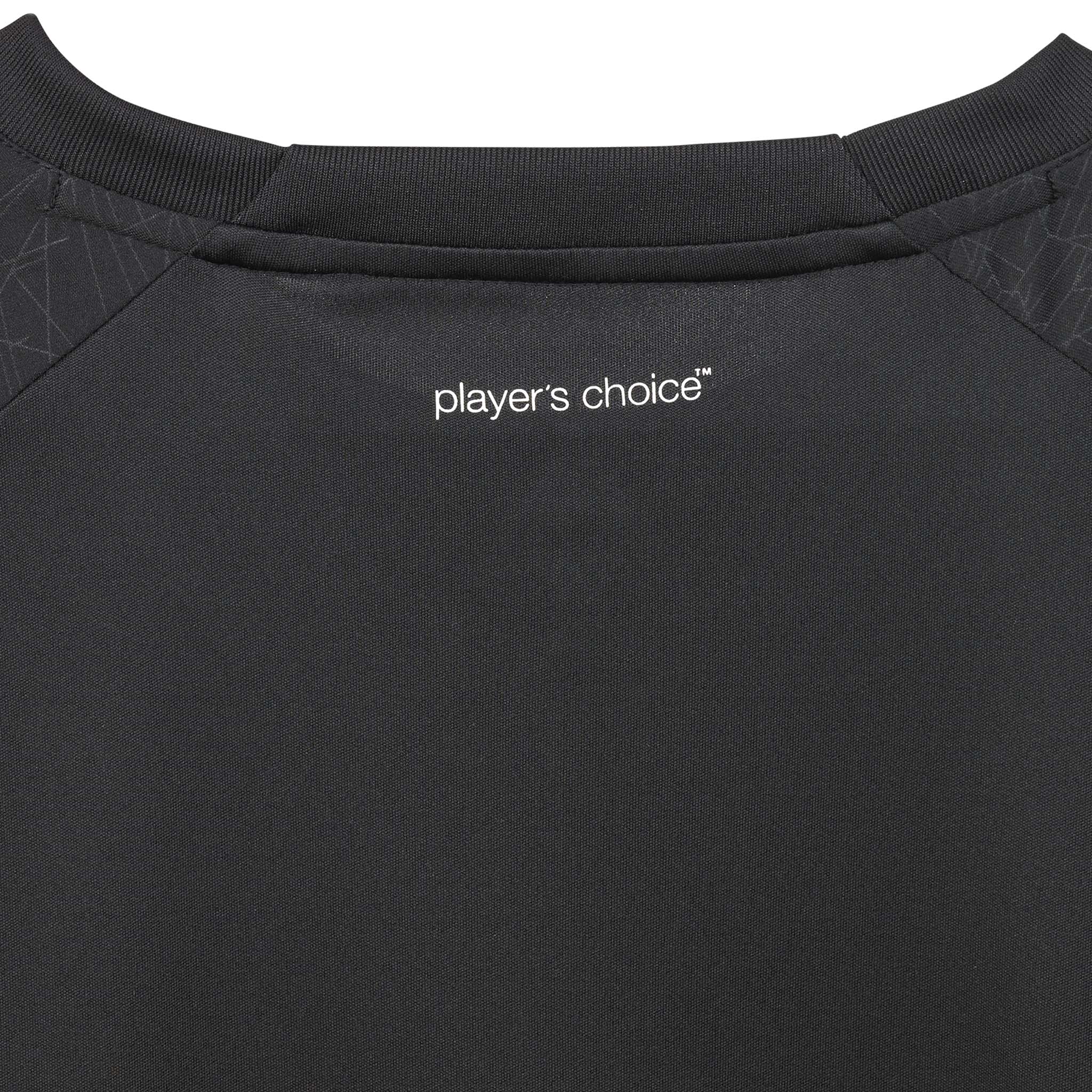 Nærbilde av Player shirt S/S Spain woman v25, Match & Training wear, i svart med hvit "player's choice" fotballogo.