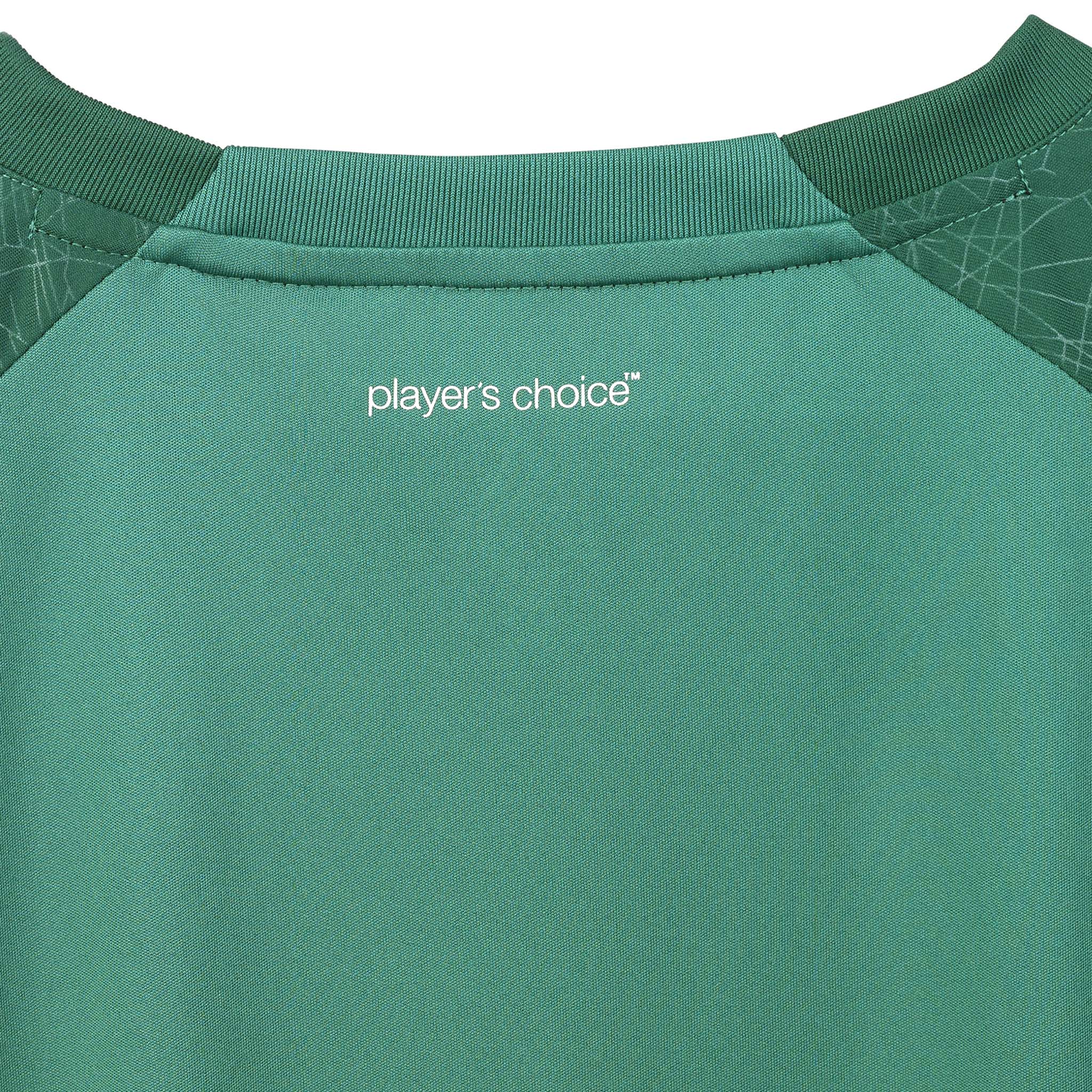 Nærbilde av grønn Player shirt S/S Spain woman v25, fotball Match & Training wear, hvit logo på ryggen