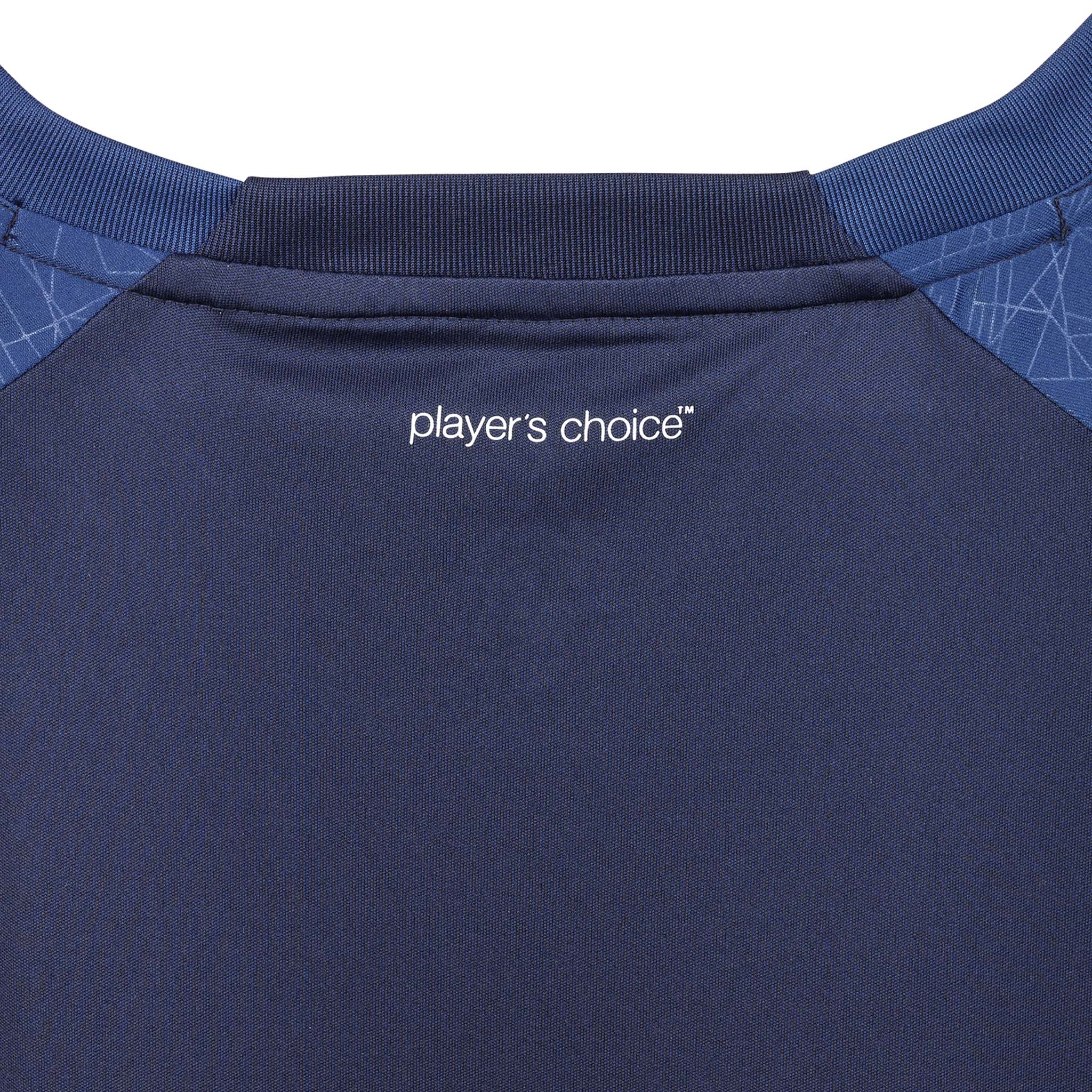 Nærbilde av marineblå Player shirt S/S Spain woman v25, Match & Training wear, hvit "player's choice"-logo i nakken