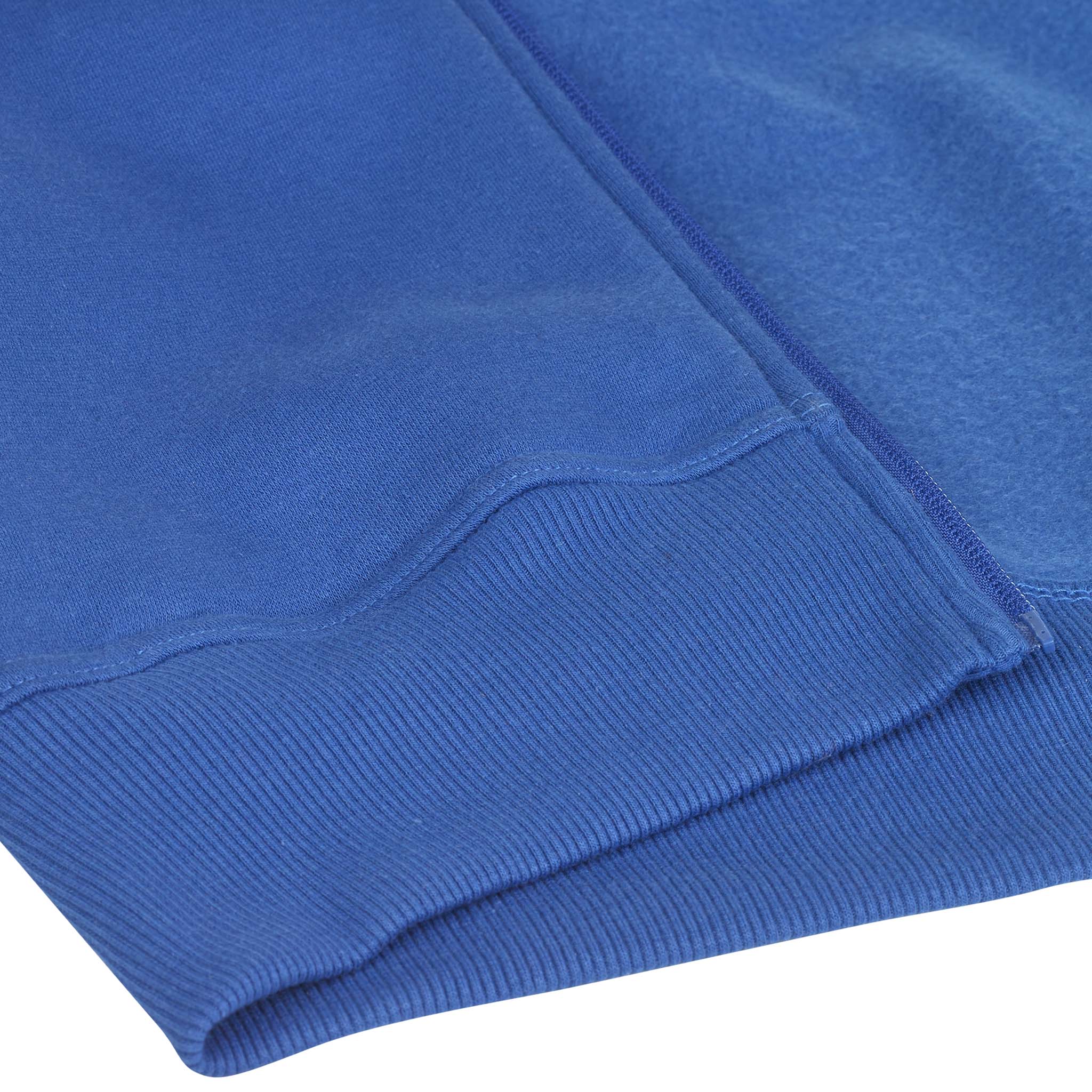 Nærbilde av blå Zip hoodie Oxford v25 fritidsklær, viser ribbekant og myk stoffdetalj.