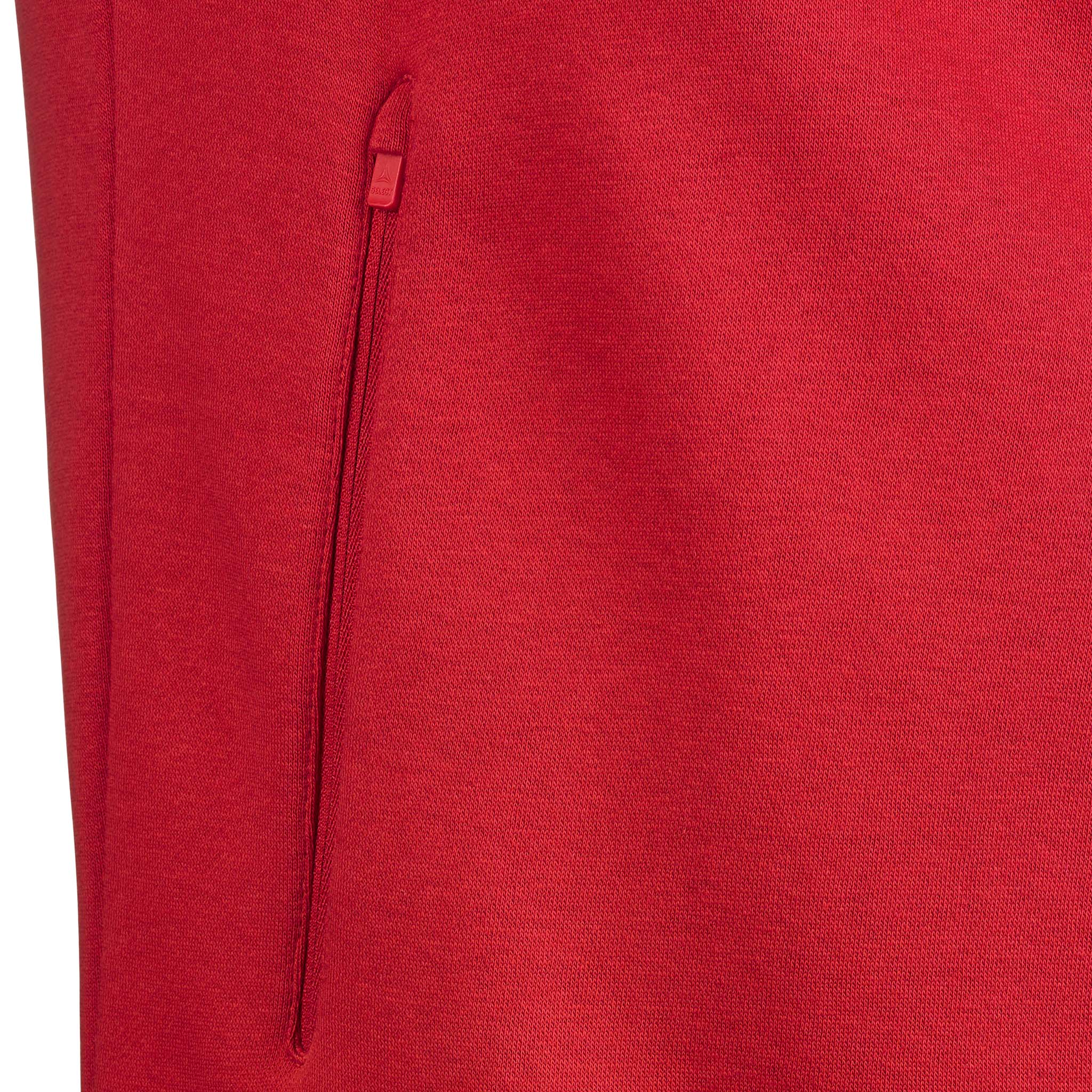 Nærbilde av rød Zip hoodie Oxford v25 fritidsklær, som viser detaljen med glidelåslomme.
