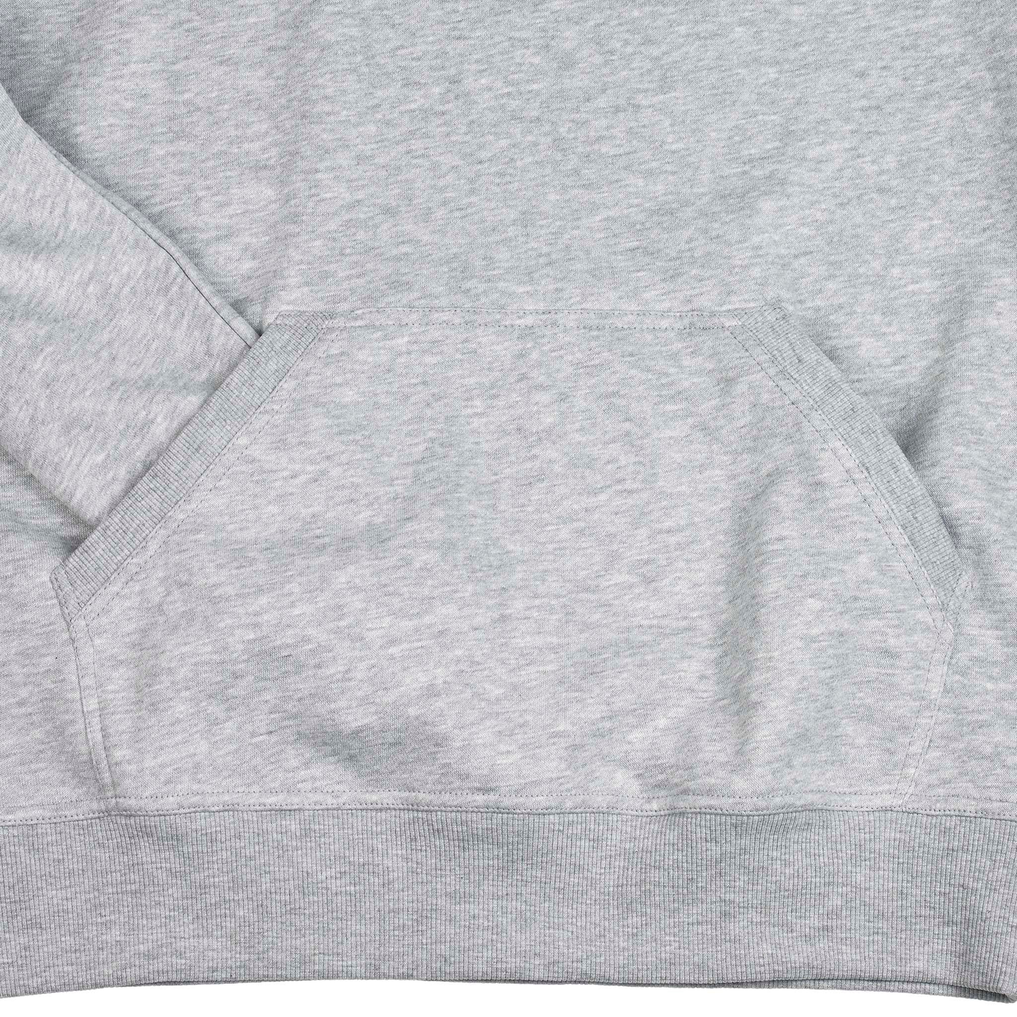Nærbilde av grå Hoodie Oxford v25 fritidsklær med kengurulomme og ribbekant