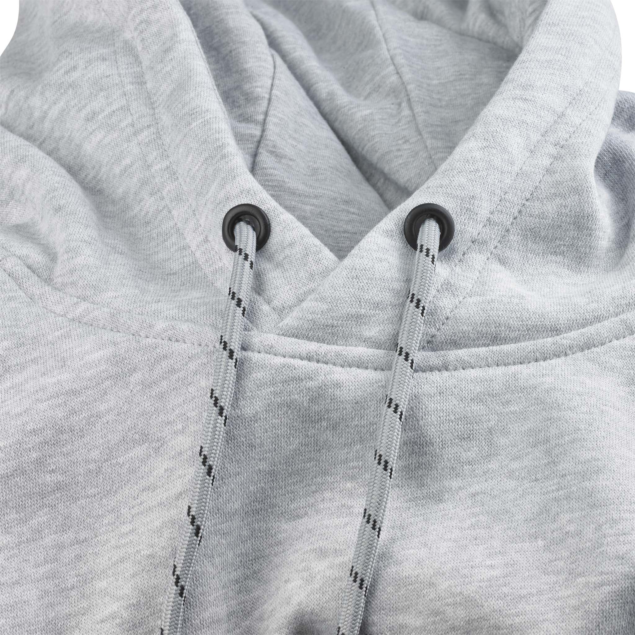 Nærbilde av grå Hoodie Oxford v25 fritidsklær med hette, snorer og metalløyer.