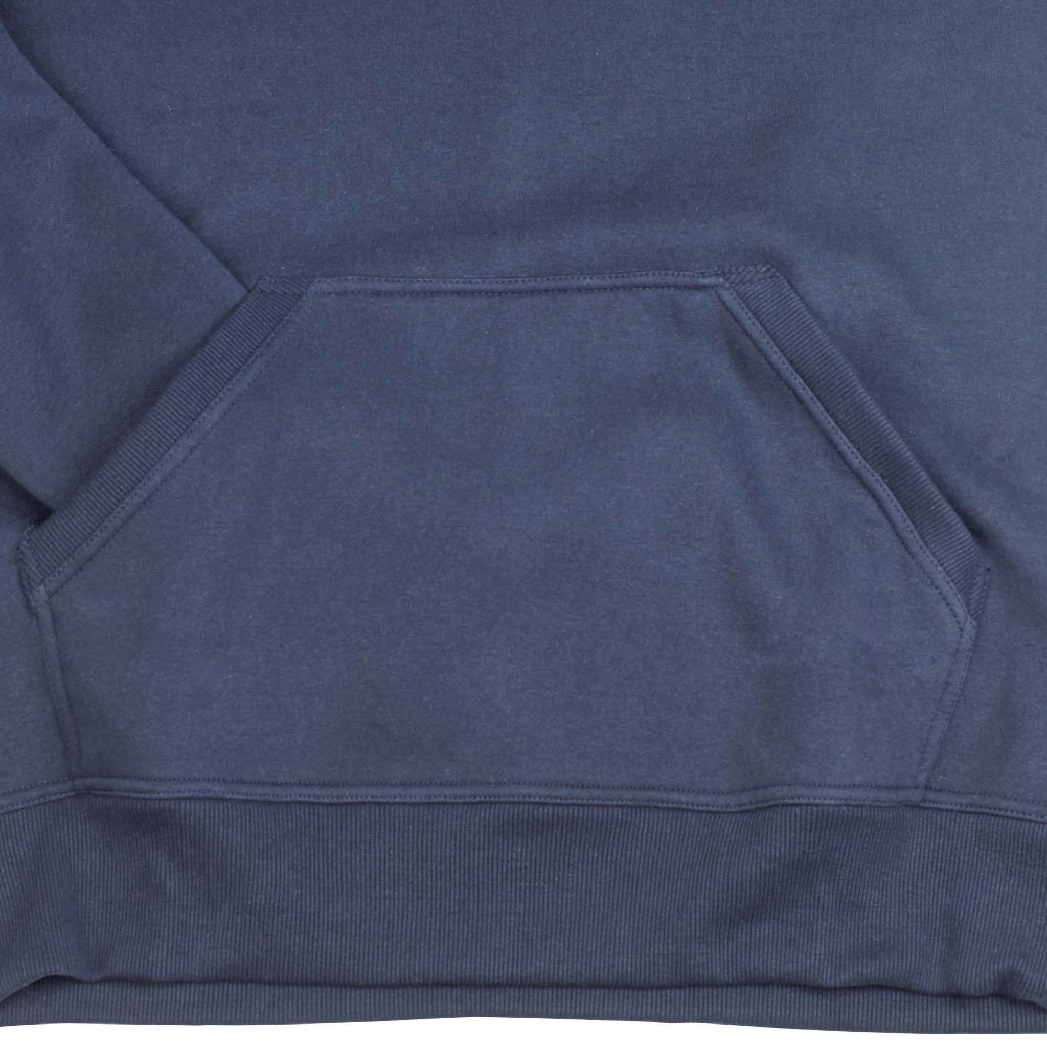 Nærbilde av marineblå Hoodie Oxford v25 fritidsklær med kengurulomme og ribbekant.