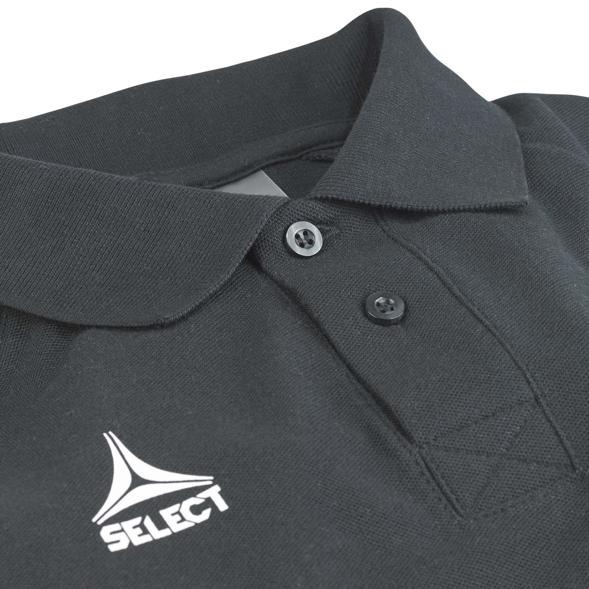 Nærbilde av sort Polo t-shirt Oxford v25 fritidsklær med krage, knapper og hvit Select-logo.