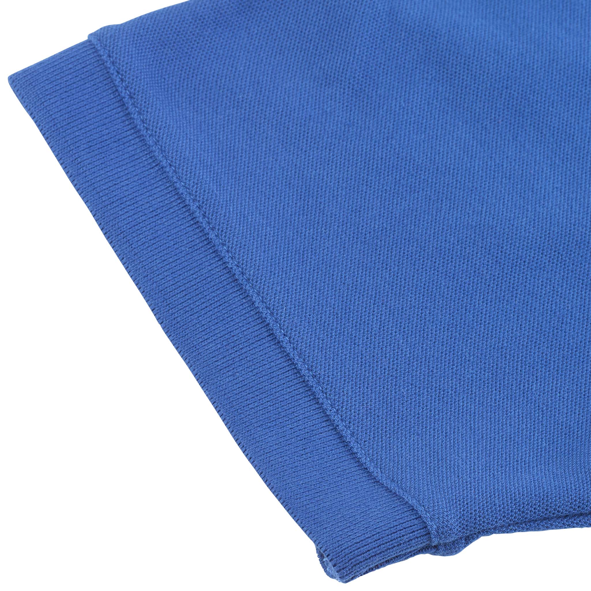 Nærbilde av blå Polo t-shirt Oxford v25 fritidsklær, som viser ribbestrikket krage og sømdetalj.