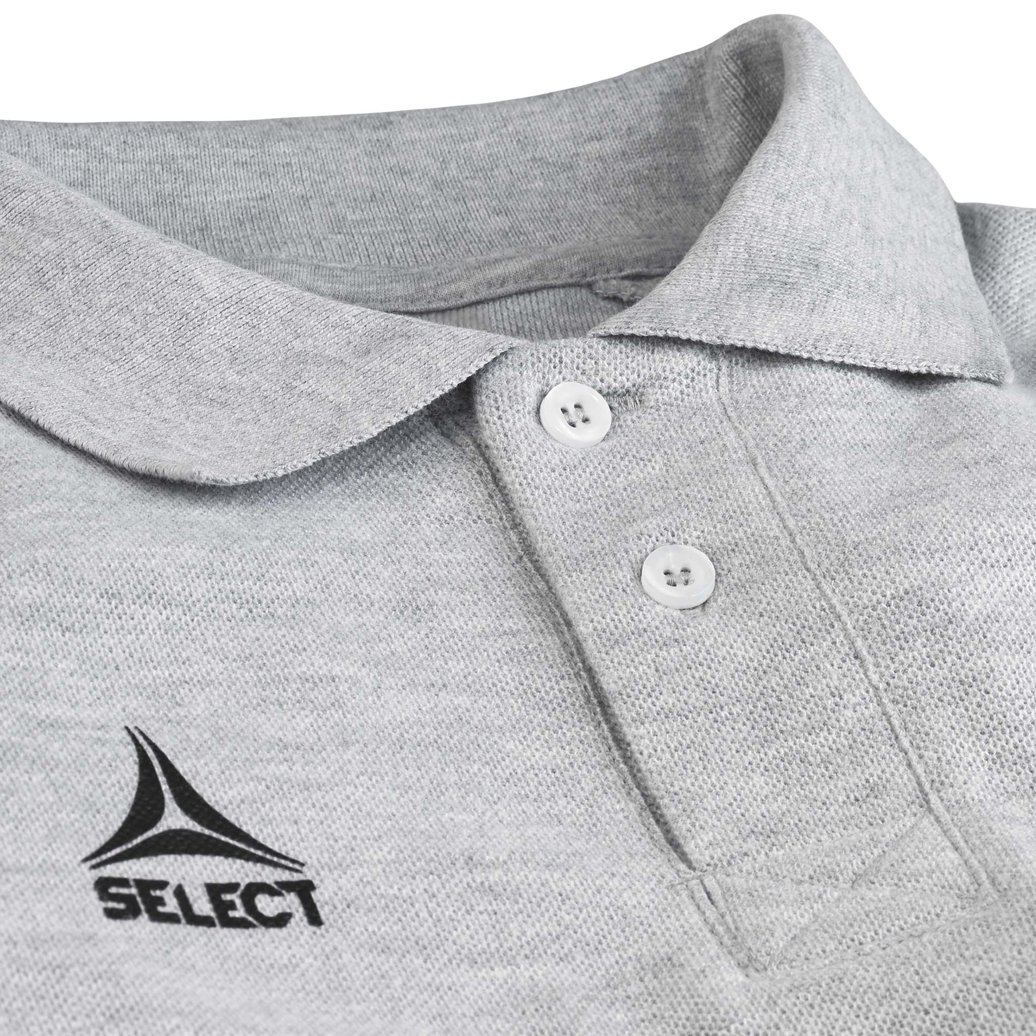 Nærbilde av grå Polo t-shirt Oxford v25 fritidsklær med krage, knappelukking og sort logo.