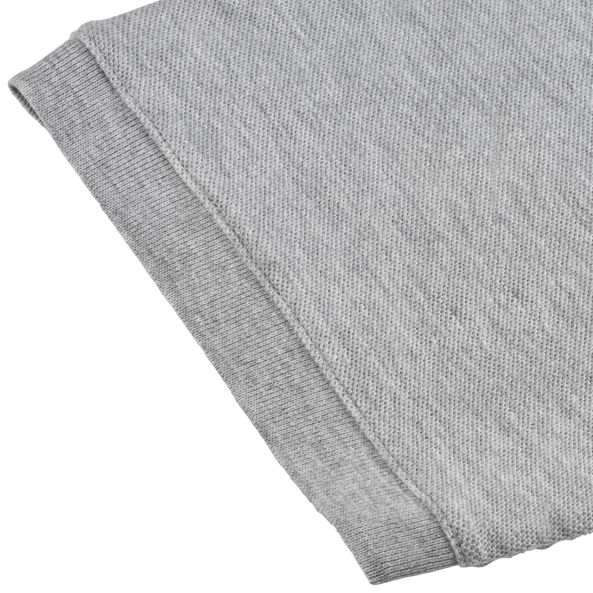 Nærbilde av grå Polo t-shirt Oxford v25, fritidsklær, som viser ribbstrikket kant og stofftekstur.