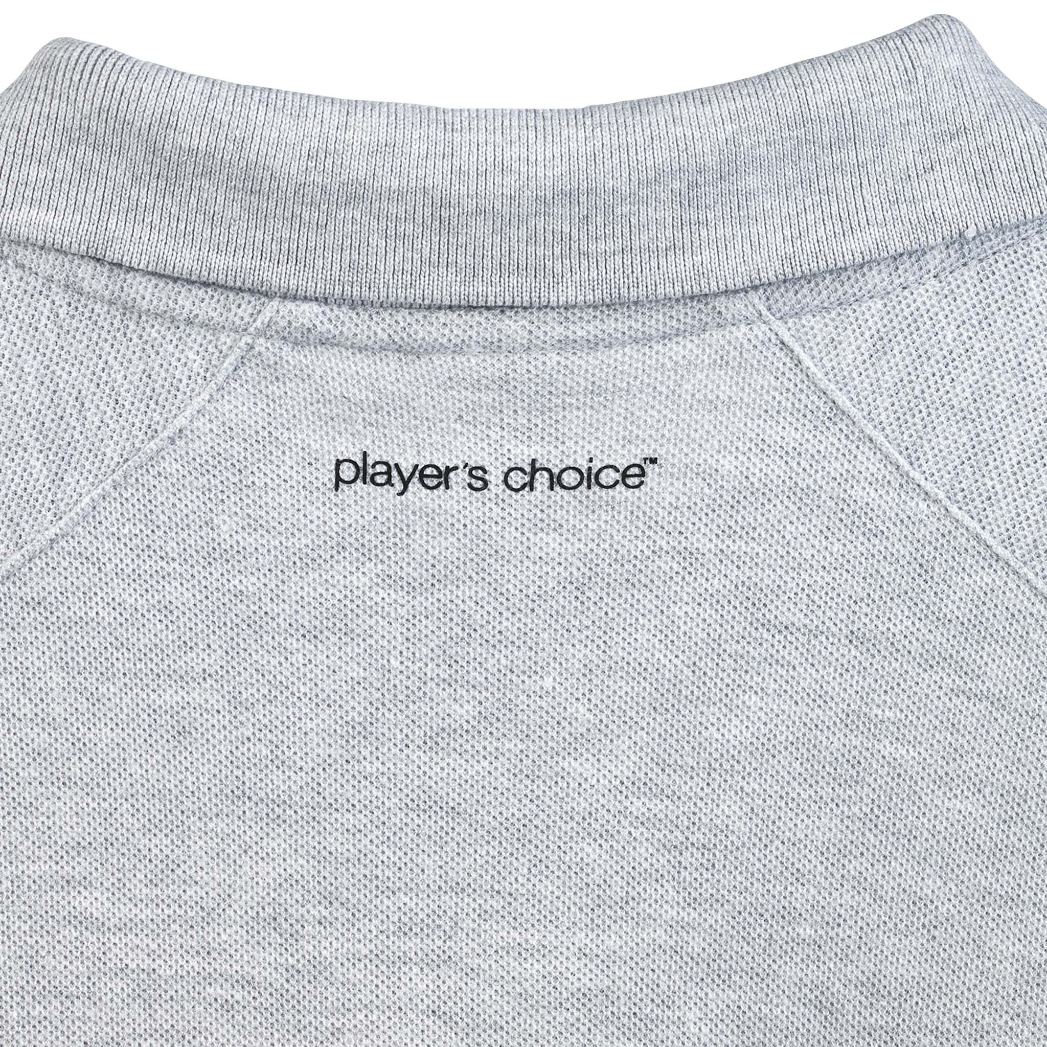 Nærbilde av grå Polo t-shirt Oxford v25 fritidsklær, viser krage og 'player's choice'-trykk.