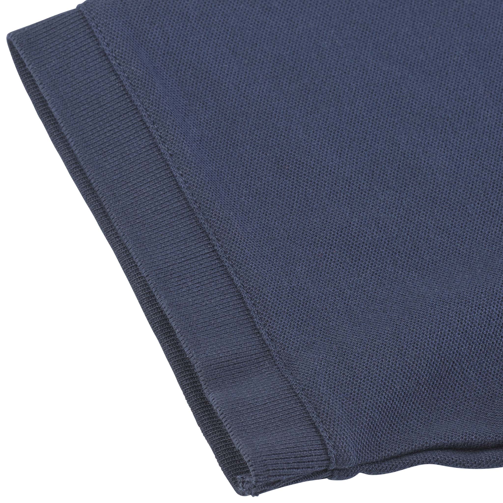 Nærbilde av marineblå Polo t-shirt Oxford v25 fritidsklær med ribbet ermekant og strukturert stoff.