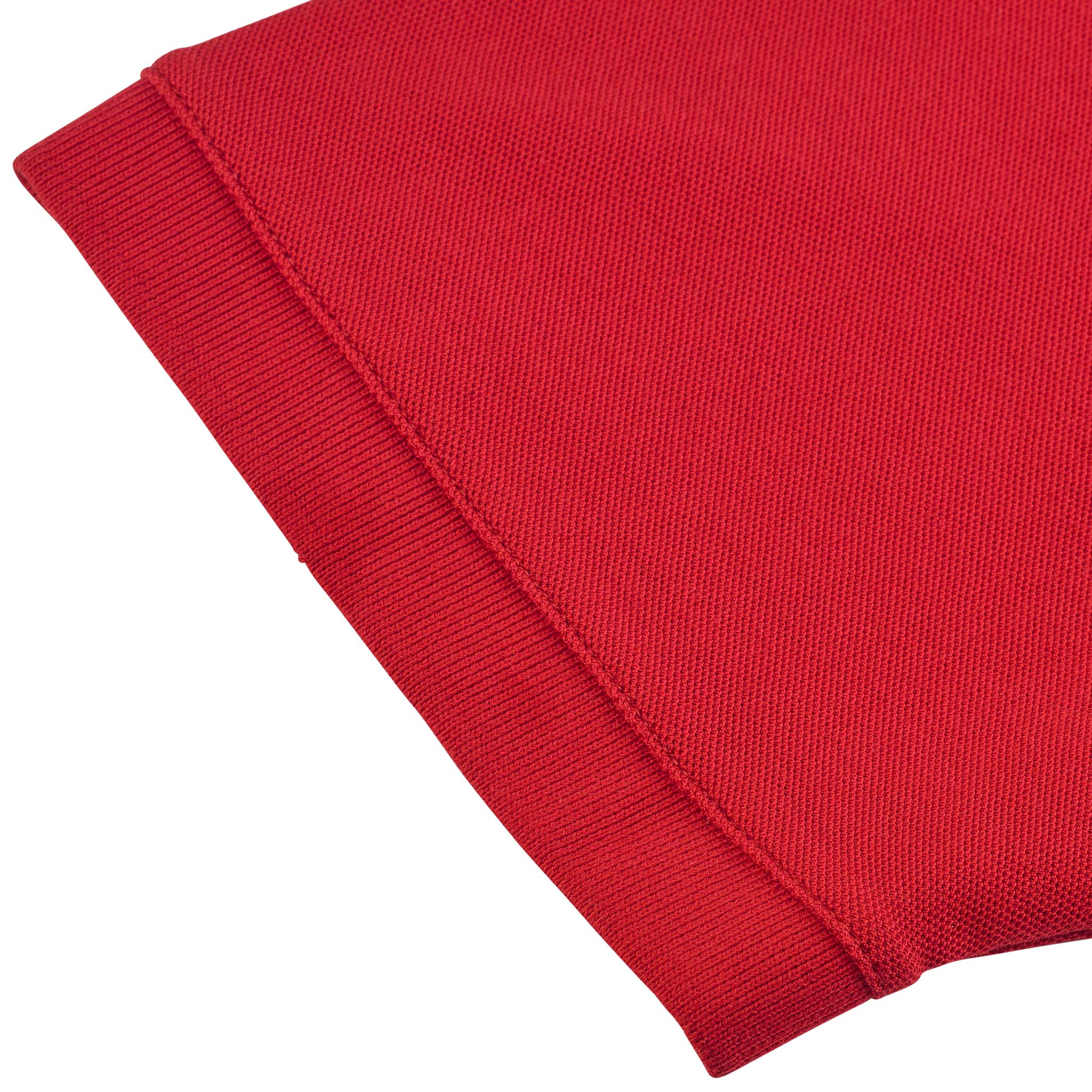 Nærbilde av rød Polo t-shirt Oxford v25 fritidsklær, som viser ribbet krage og ermedetalj.