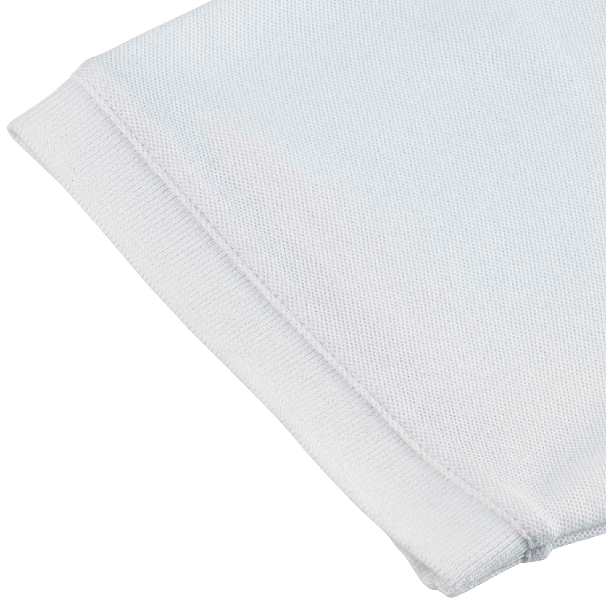 Nærbilde av hvit Polo t-shirt Oxford v25, fritidsklær, som viser ribbet ermekant og strukturert stoffdetalj.