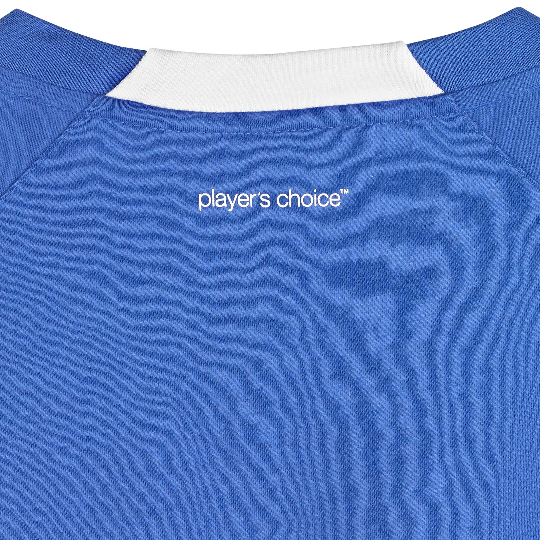 Nærbilde av blå T-Shirt Oxford v25 fritidsklær, viser krage med hvit kant og player's choice-trykk.