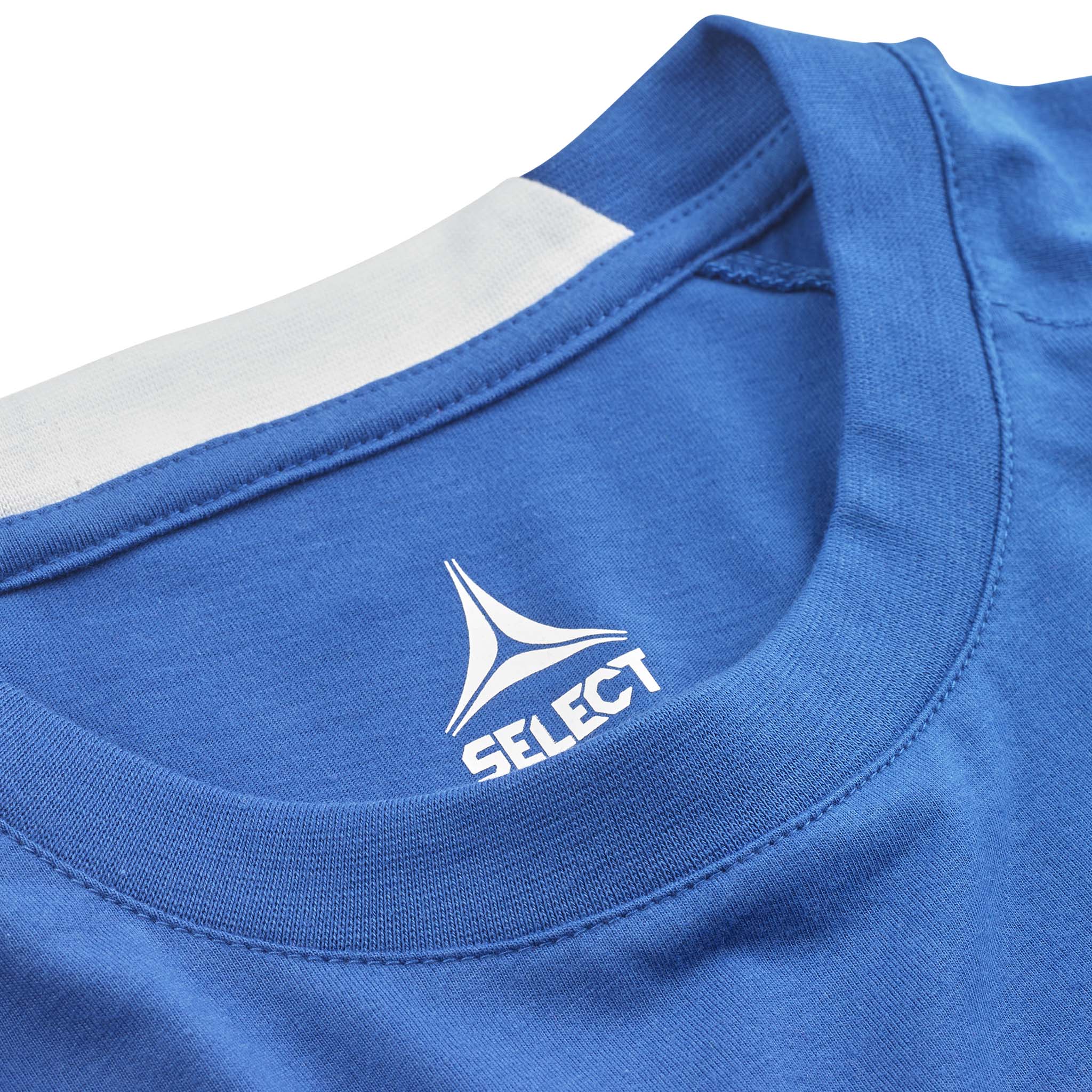 Nærbilde av blå T-Shirt Oxford v25 fritidsklær, viser rund hals med hvit Select-logo.