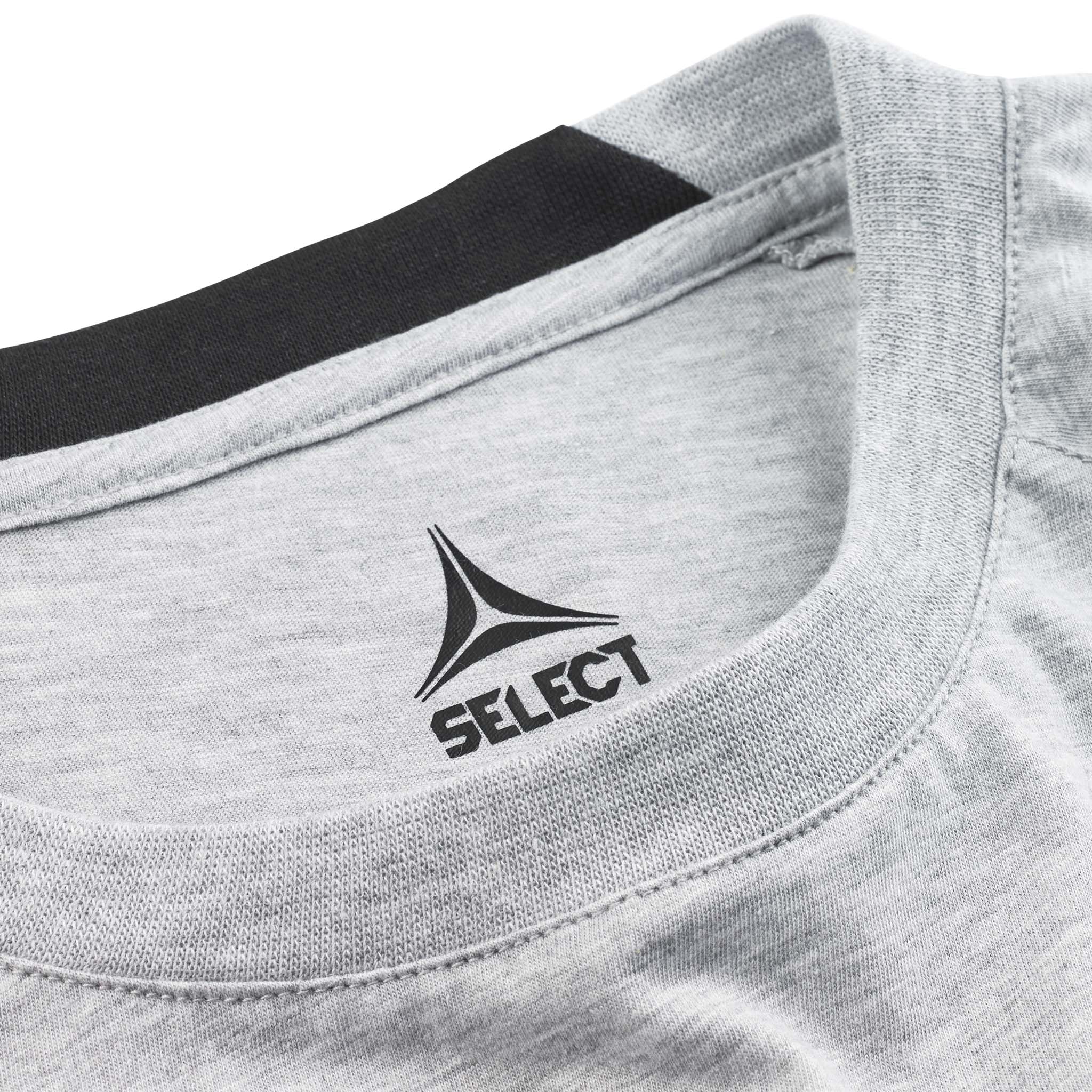 Nærbilde av grå T-Shirt Oxford v25 fritidsklær, viser halslinning med svart kant og Select-logo.