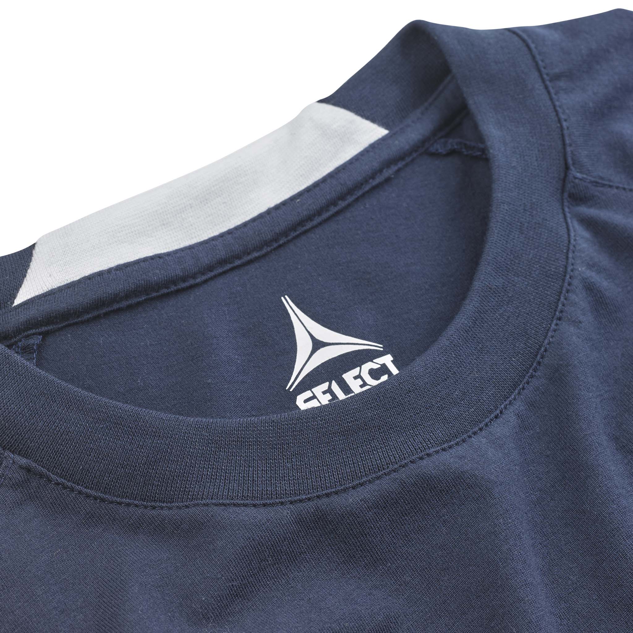 Nærbilde av marineblå T-Shirt Oxford v25 fritidsklær med hvit logo og halsdetalj.